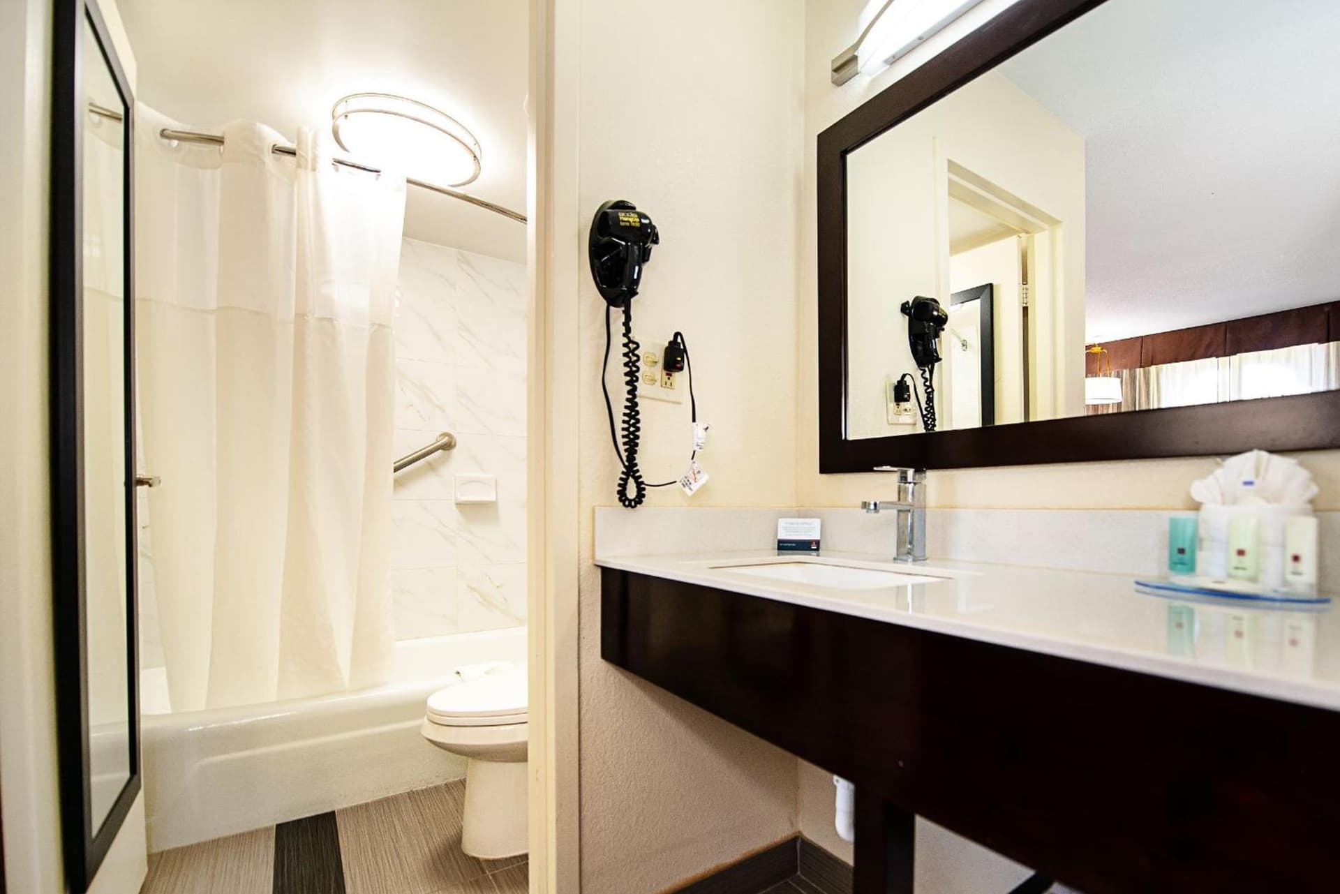 New Hope Inn & Suites interior in New Hope, PA — gallery photo 2