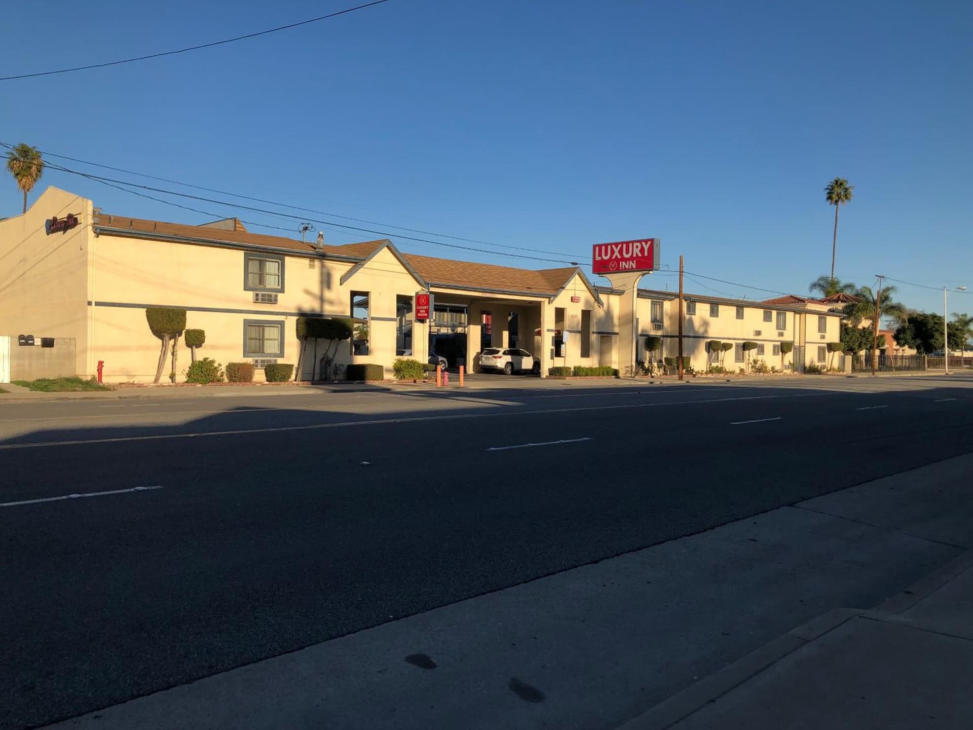 Luxury Inn interior in Norwalk, CA — gallery photo 2