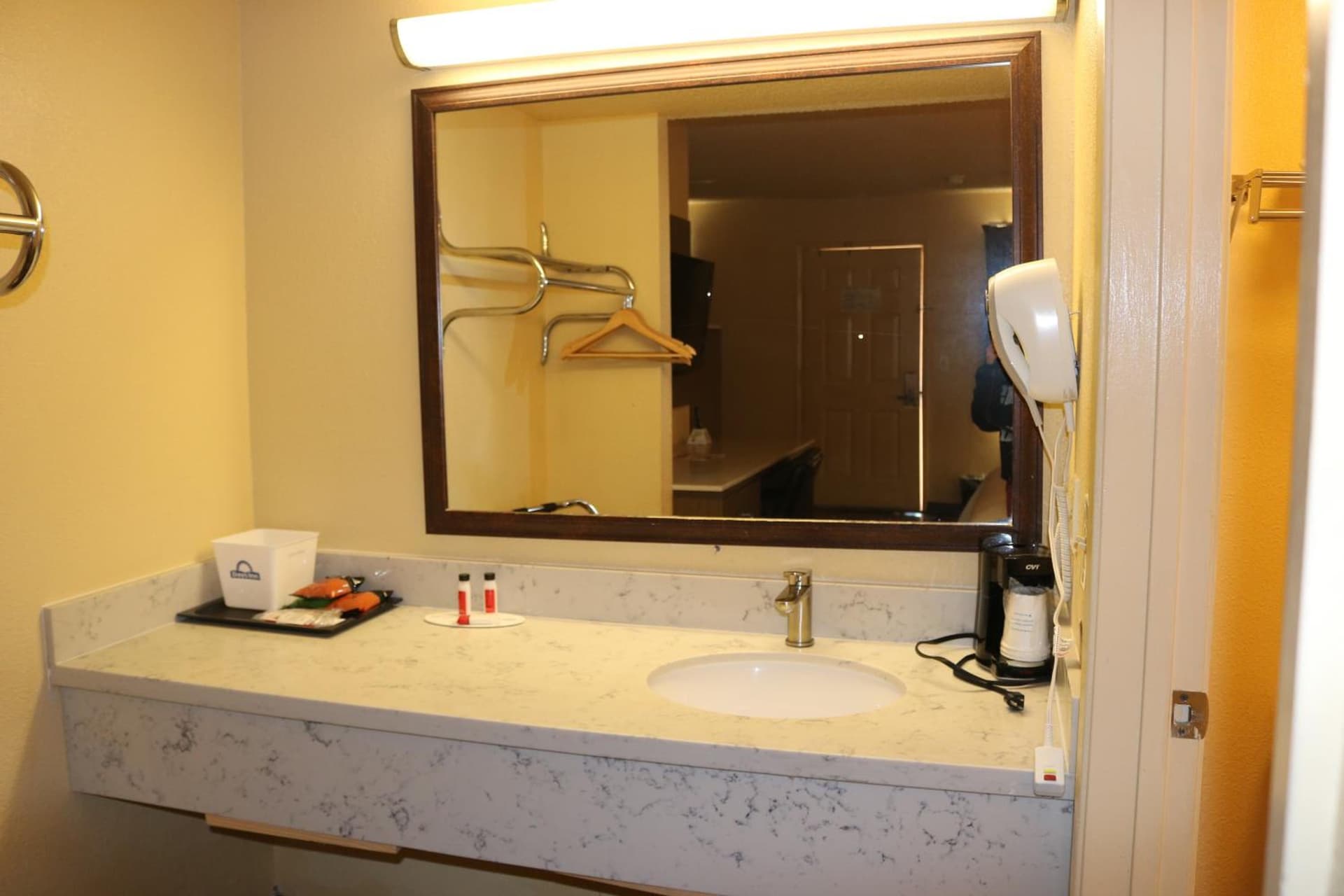 Days Inn by Wyndham Fresno South interior in Fresno, CA — gallery photo 2
