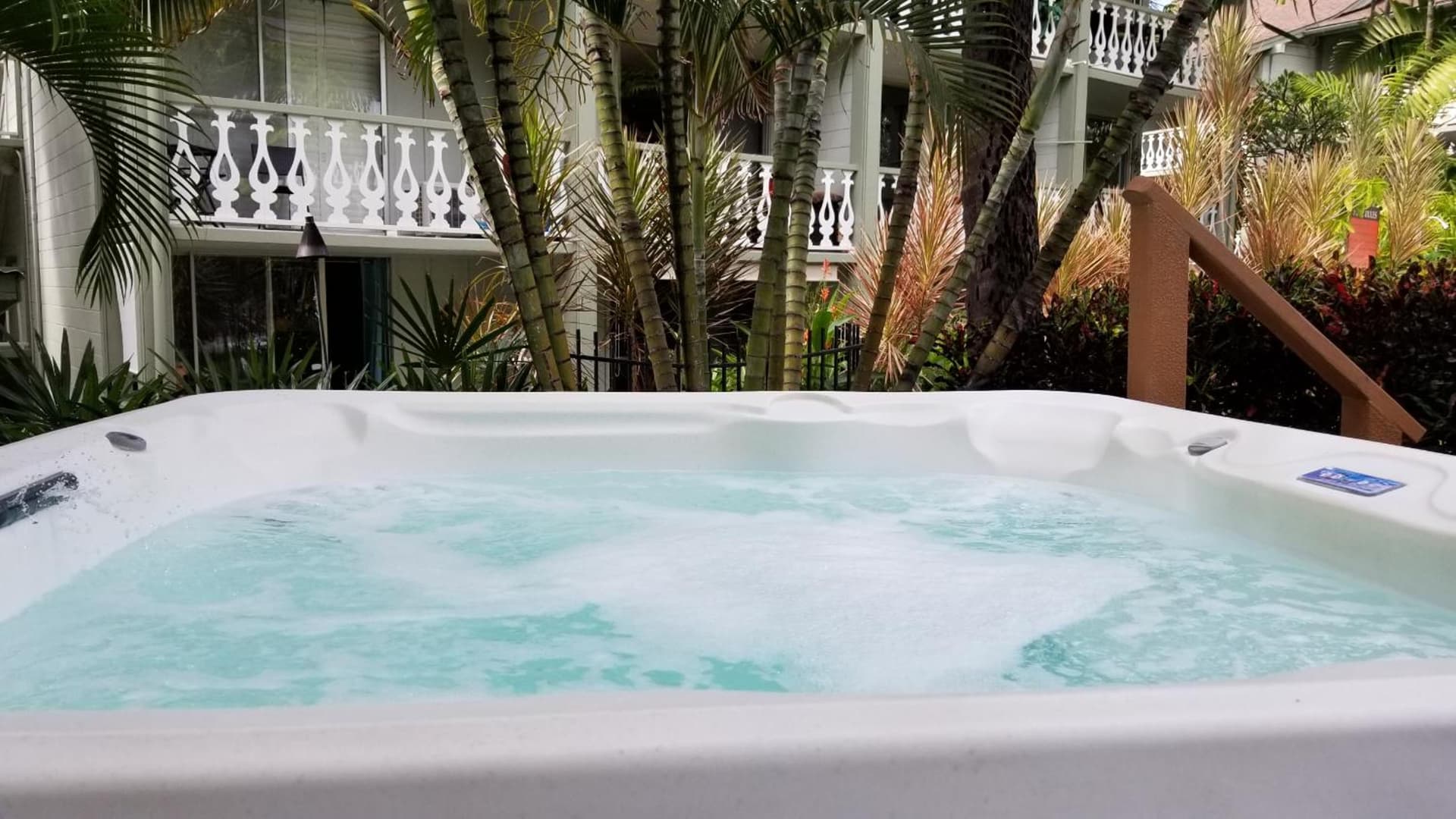 Kona Islander Inn - Prime Downtown Location with Hot Tub, Pool & Beach property views in Kailua-Kona — gallery photo 3