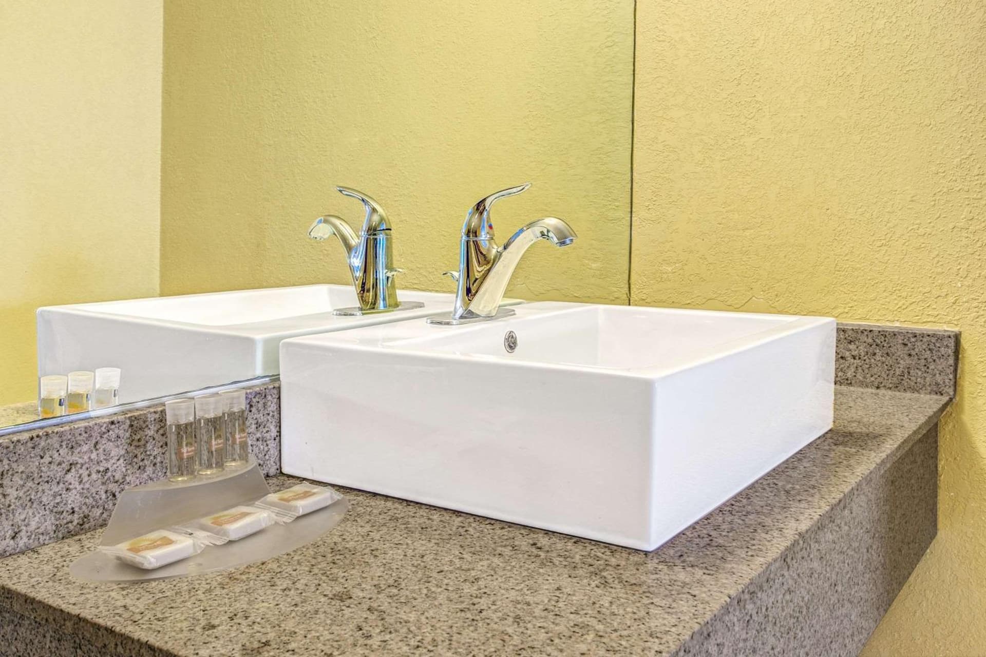 Days Inn by Wyndham St. Petersburg Central gallery photo in St Petersburg, FL — image 19