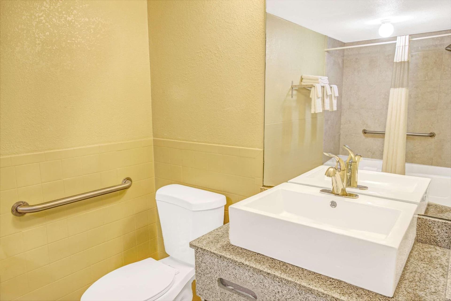 Days Inn by Wyndham St. Petersburg Central gallery photo in St Petersburg, FL — image 30