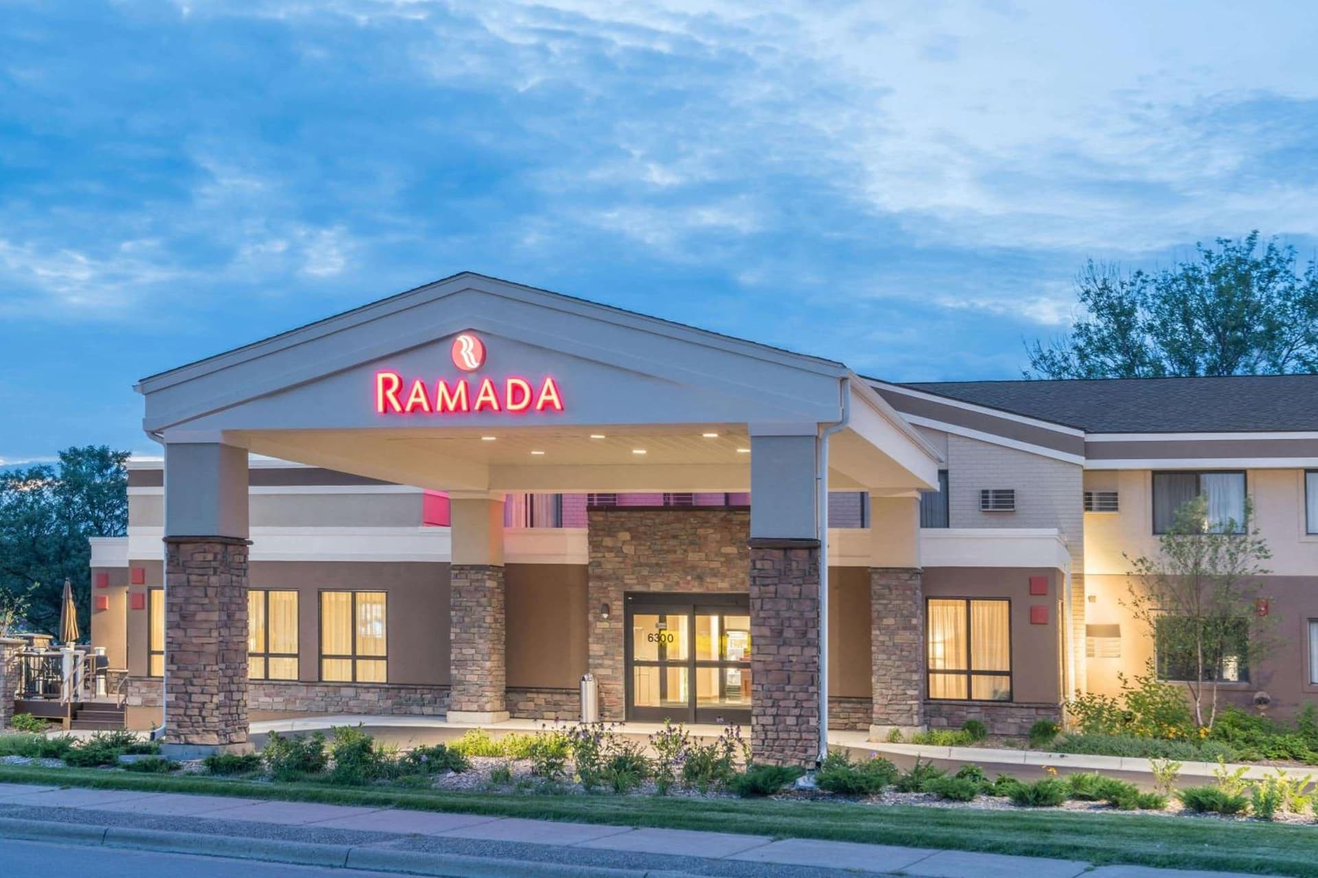 Ramada by Wyndham Minneapolis Golden Valley gallery photo in Minneapolis, MN — image 61