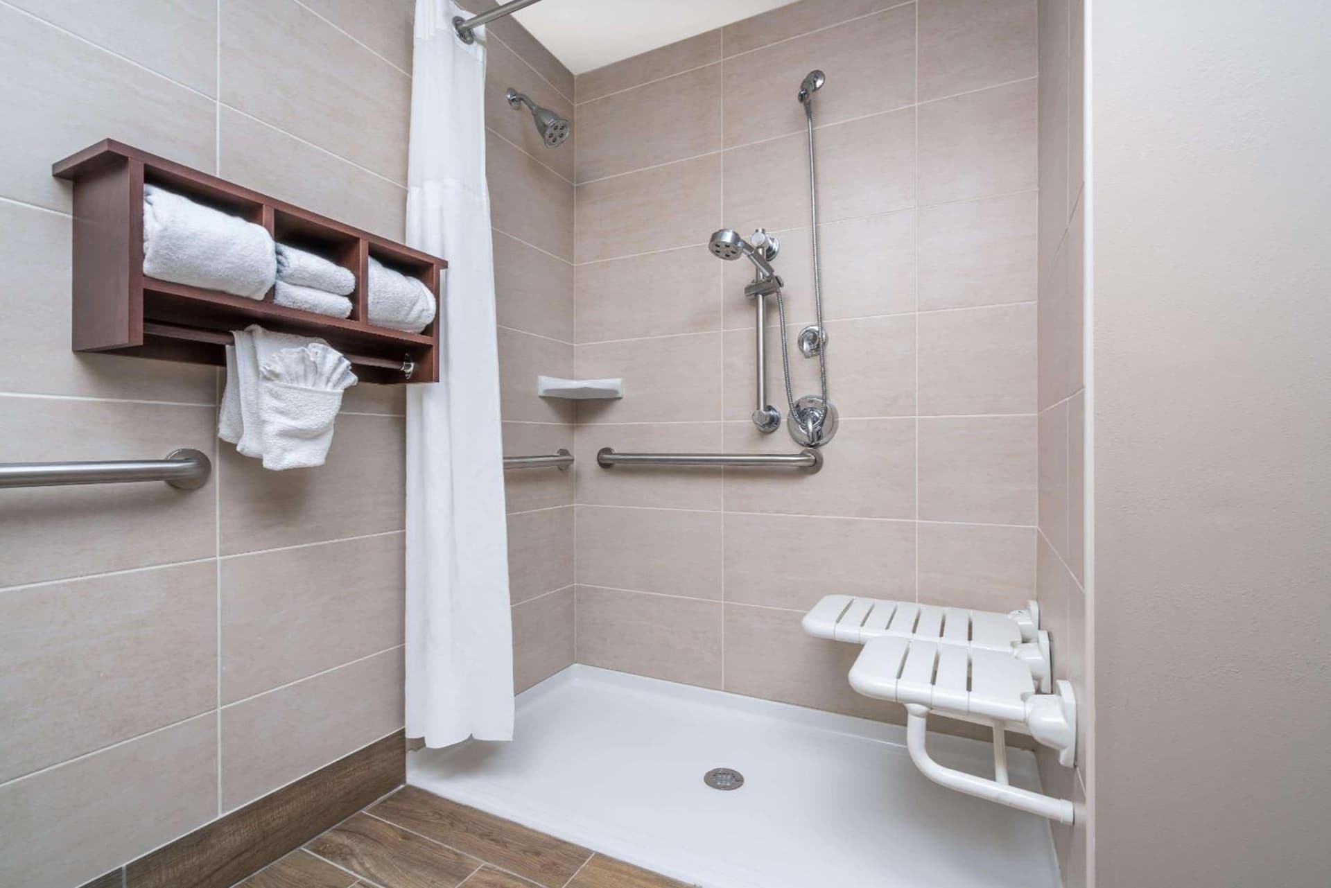 Ramada by Wyndham Minneapolis Golden Valley gallery photo in Minneapolis, MN — image 9