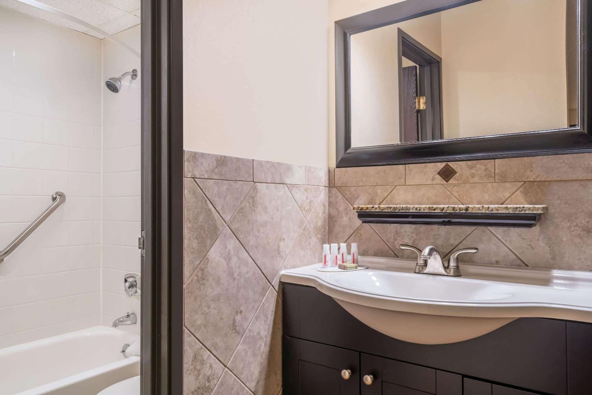 Ramada by Wyndham Minneapolis Golden Valley gallery photo in Minneapolis, MN — image 56