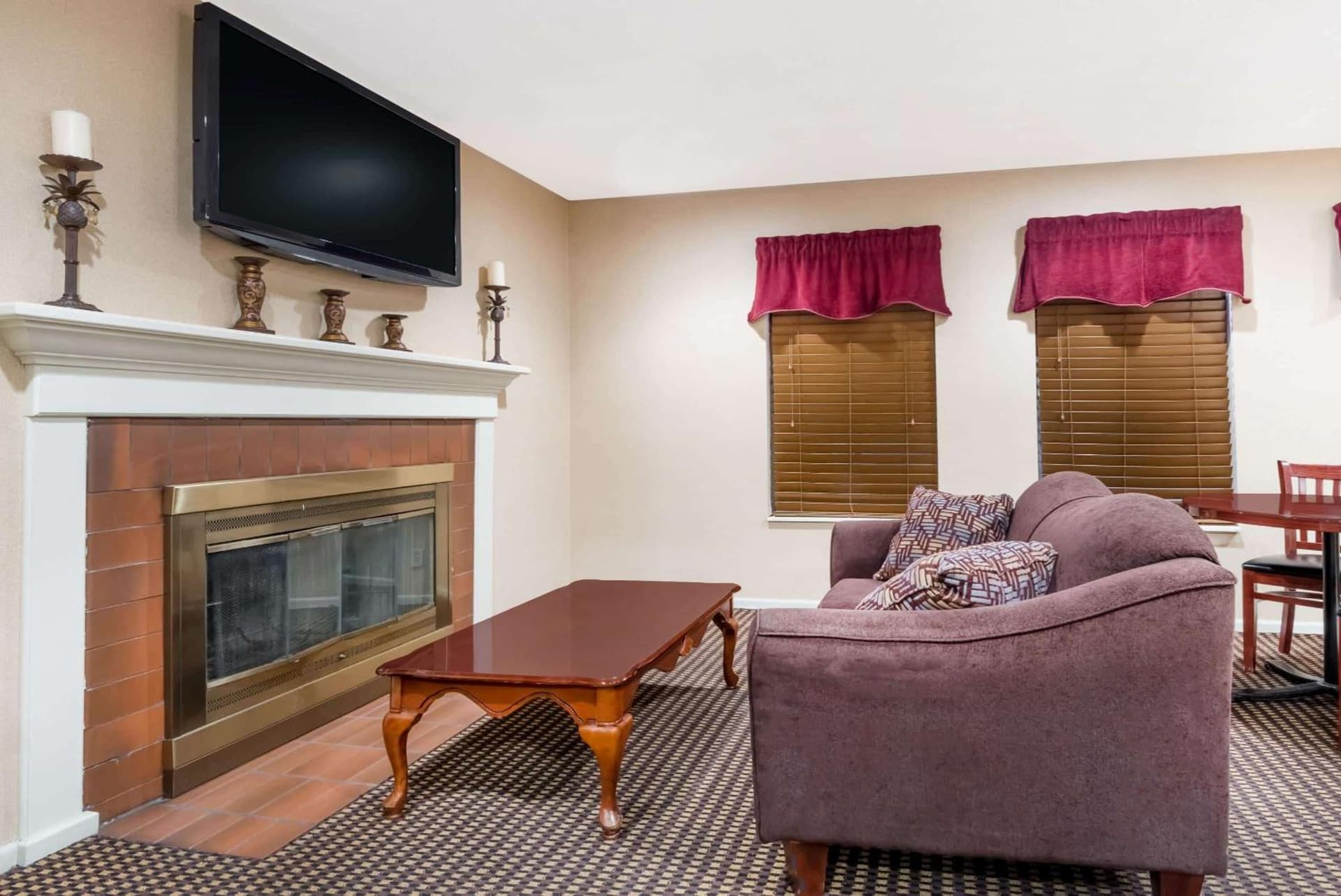 Hawthorn Extended Stay by Wyndham Columbus interior in Columbus, OH — gallery photo 2