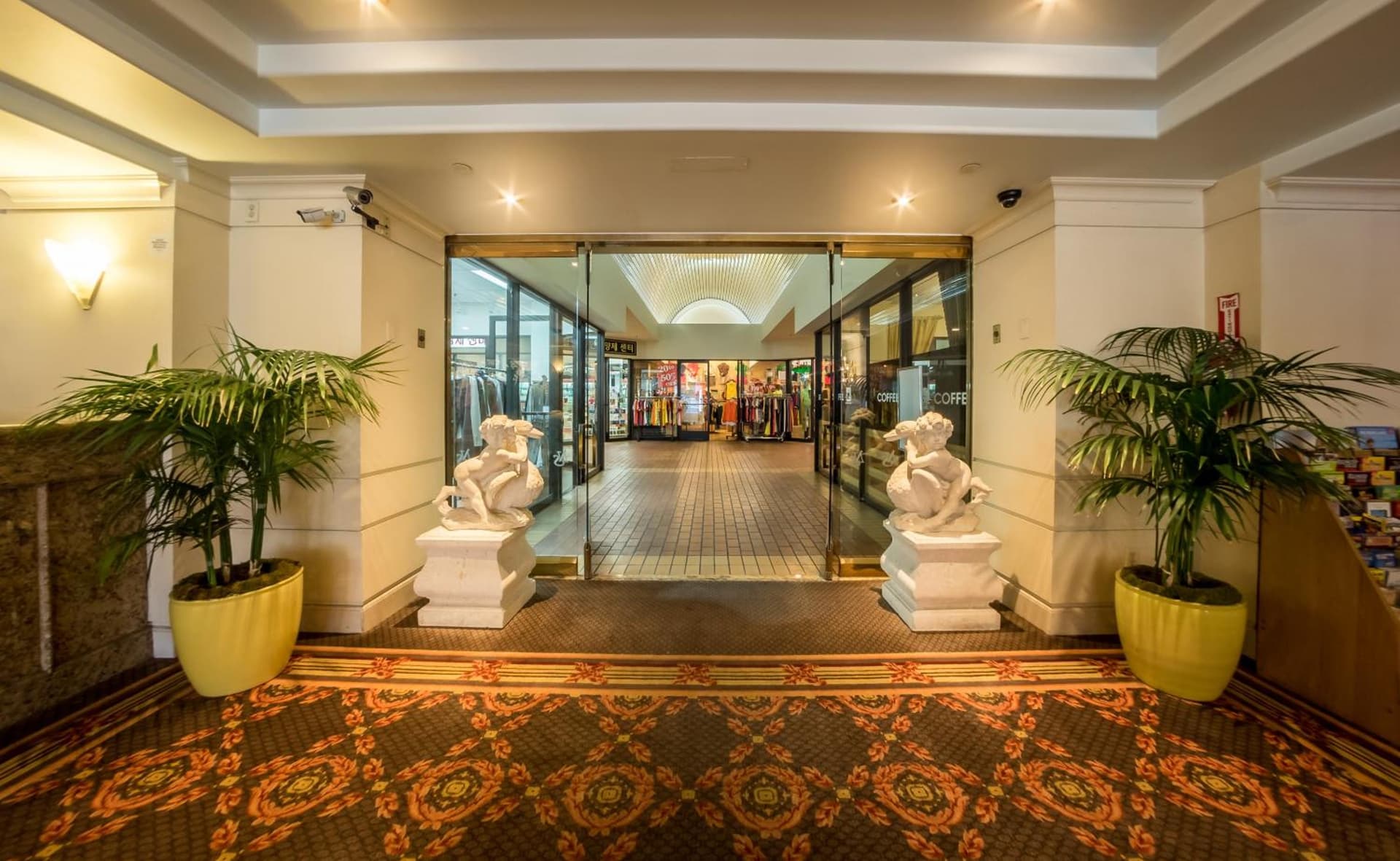 Olyver Hotel interior in Los Angeles, CA — gallery photo 2