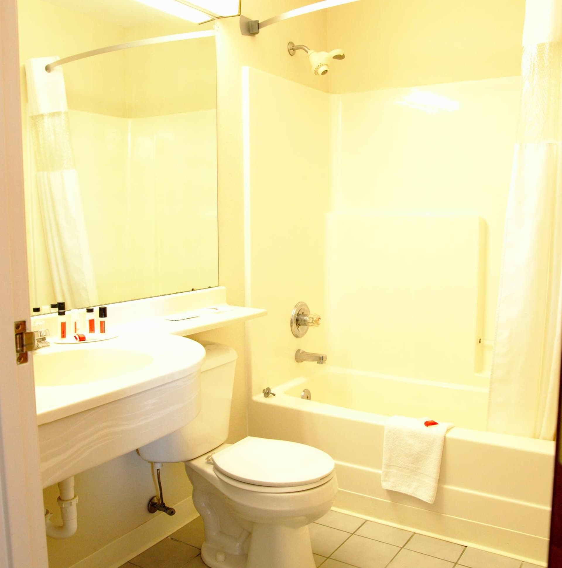 Ramada Limited by Wyndham, Bloomington I-55 & I-74 IL gallery photo in Bloomington, IL — image 10