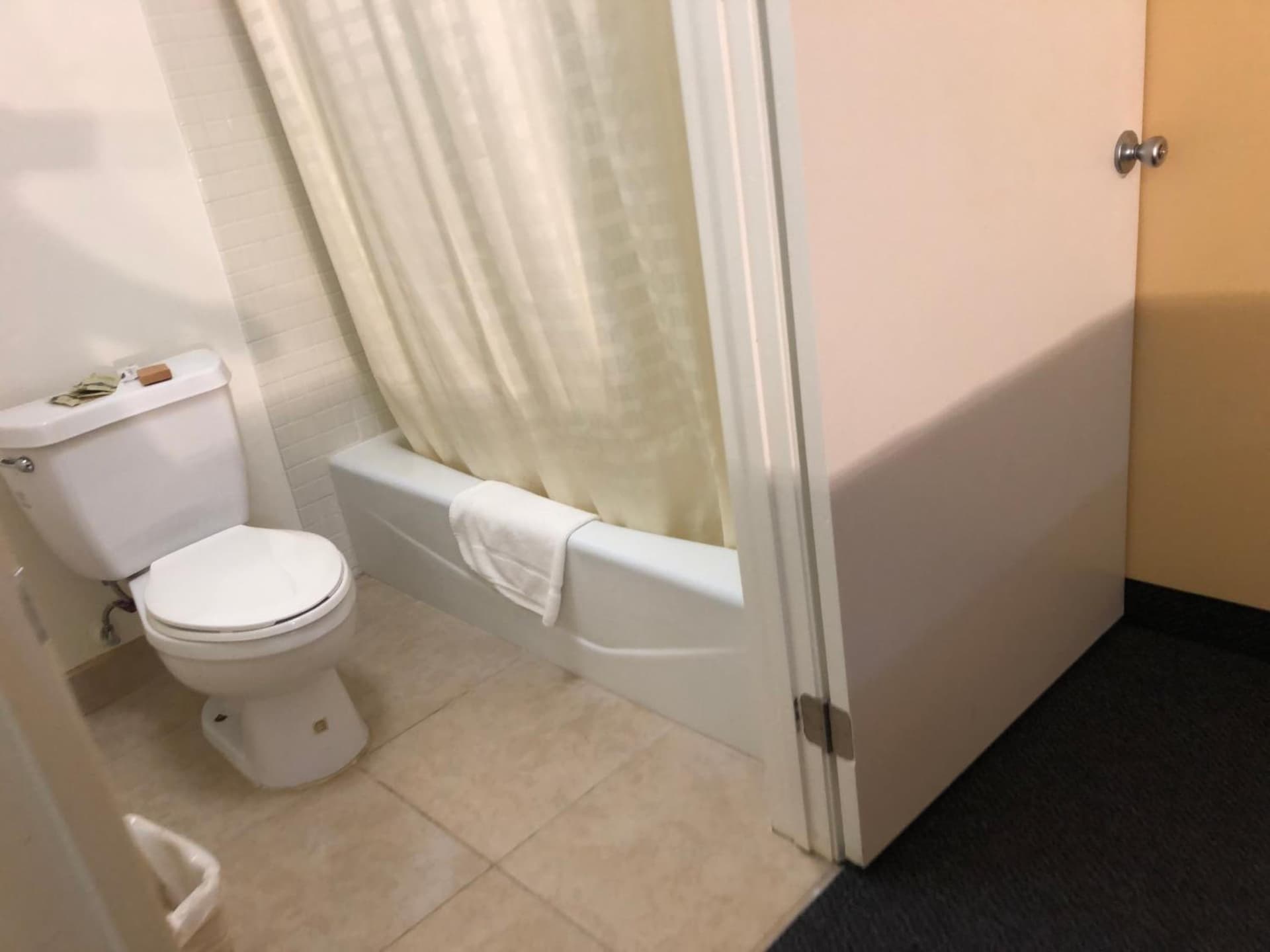 Luxury Inn interior in Norwalk, CA — gallery photo 2
