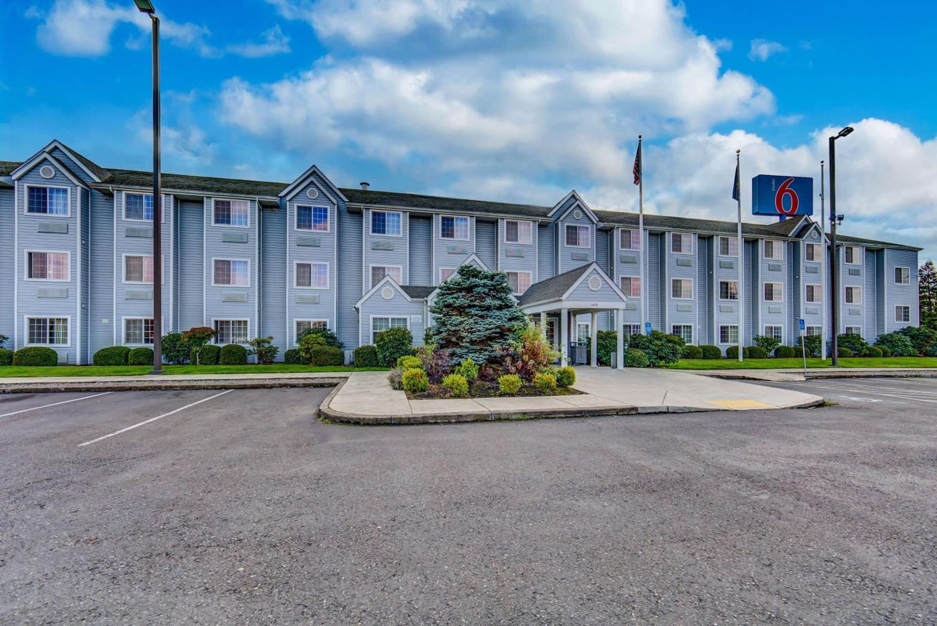 Motel 6-Sutherlin, OR featured exterior or lobby in Sutherlin, OR — similar hotel