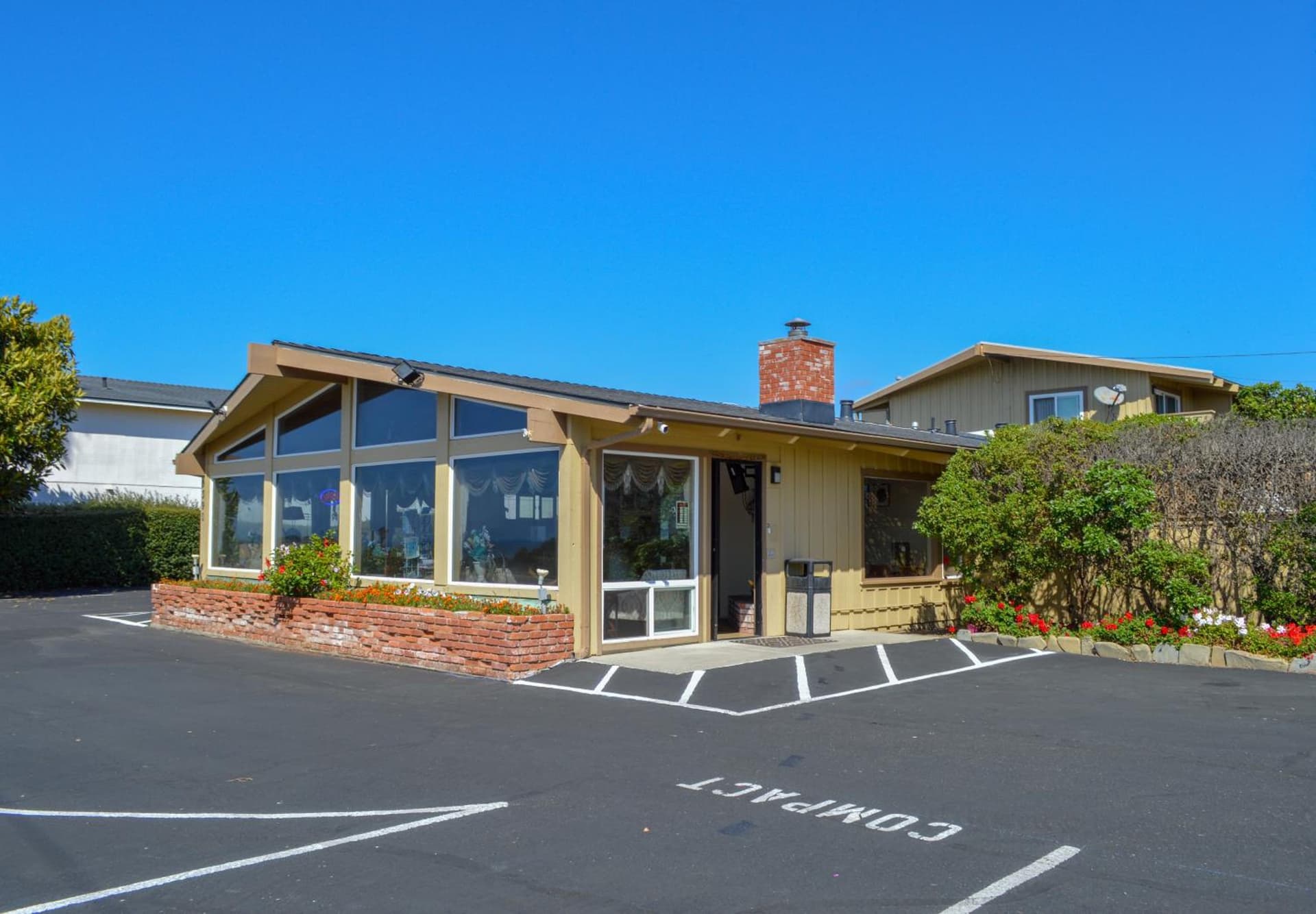 Silver Surf Motel exterior or lobby in San Simeon, CA — main listing photo