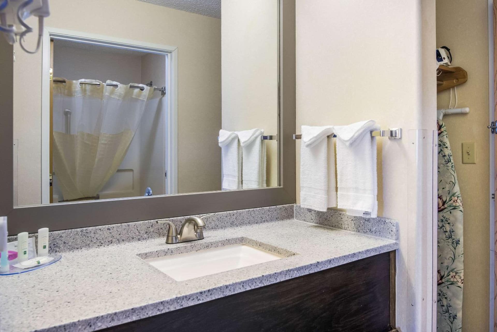 Quality Inn & Suites Pueblo West interior in Pueblo, CO — gallery photo 2