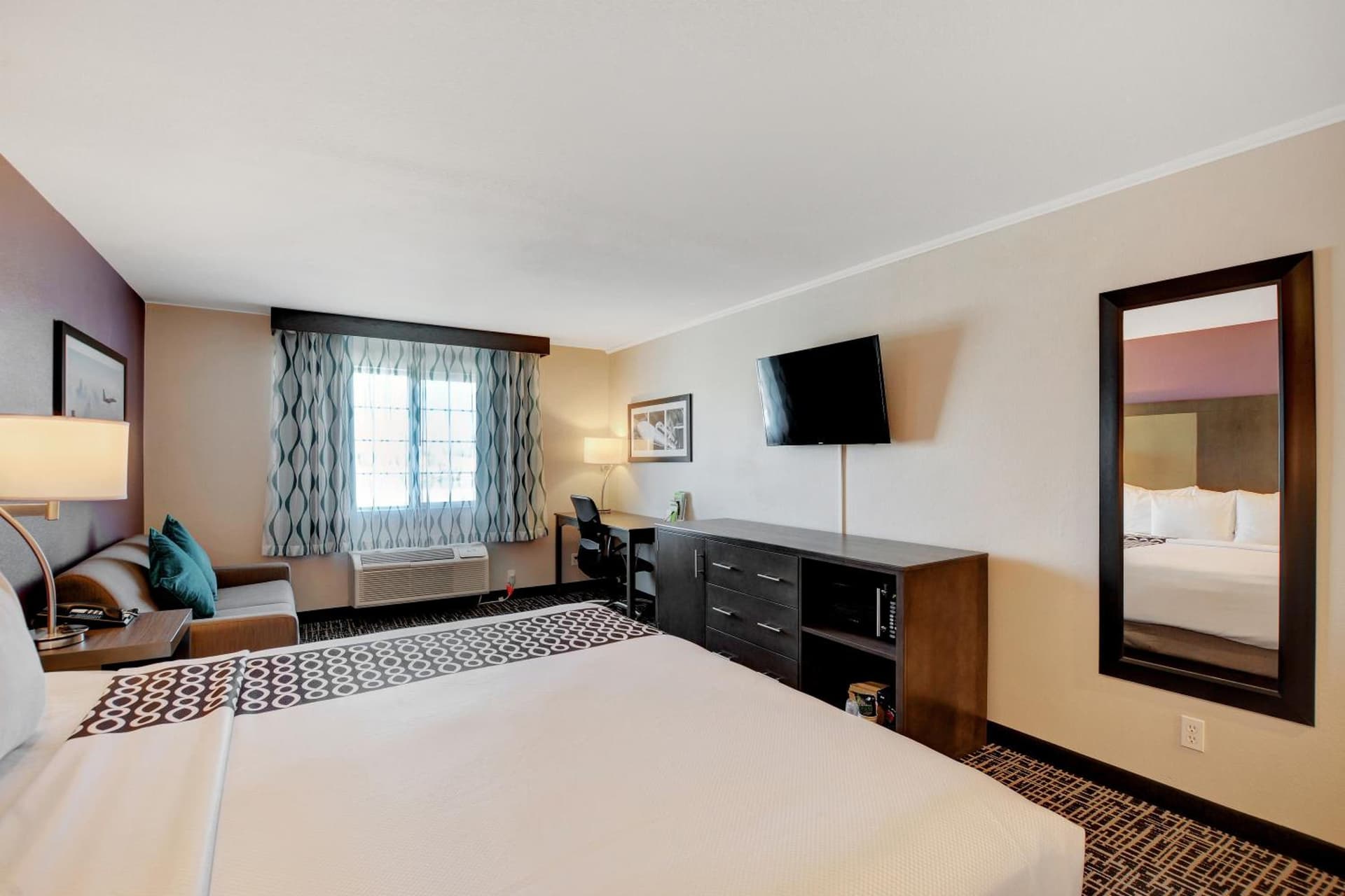 La Quinta Inn & Suites by Wyndham Las Vegas Nellis gallery photo in Las Vegas, NV — image 33