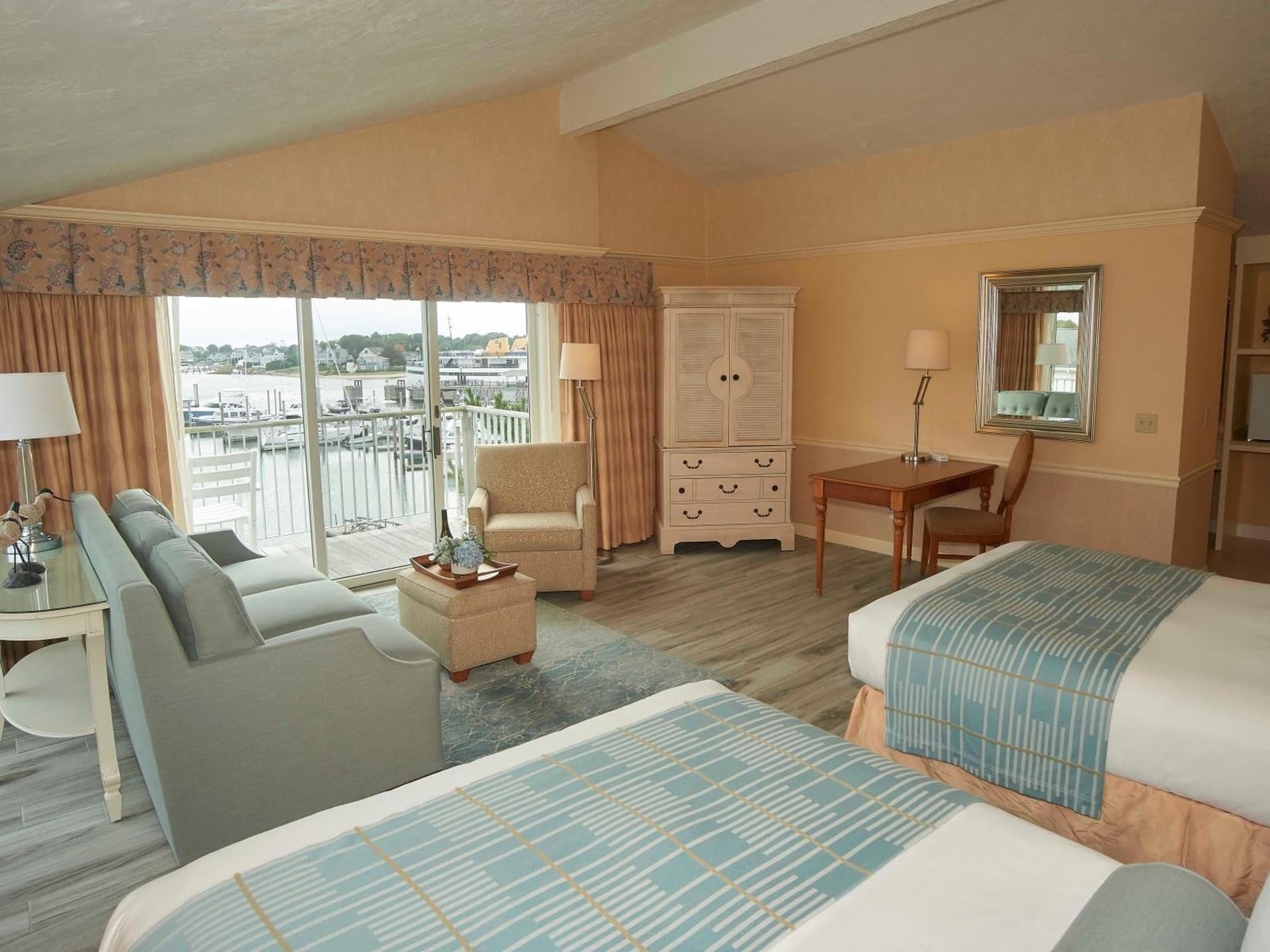 Anchor In Distinctive Waterfront Lodging gallery photo in Hyannis — image 47