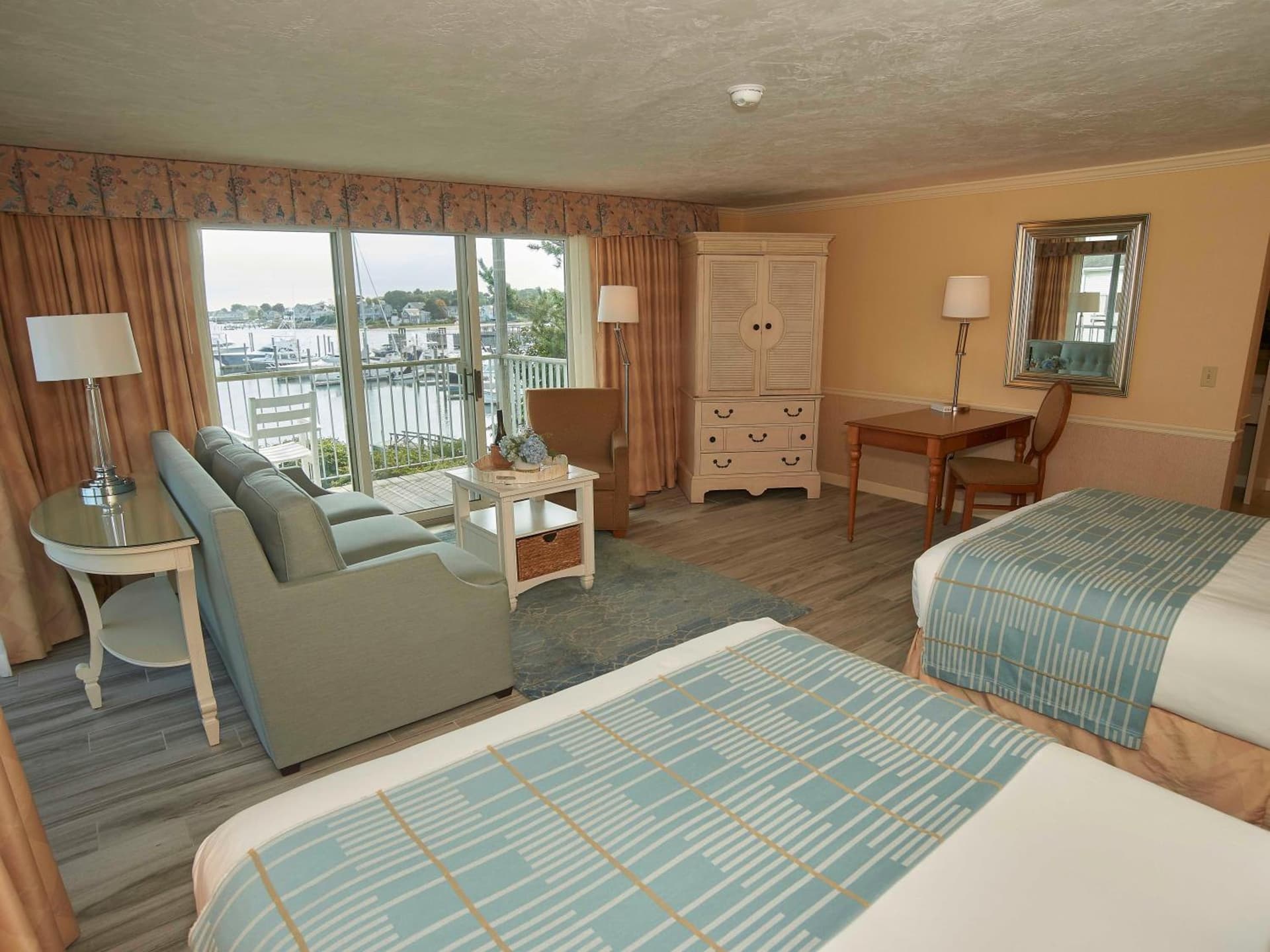 Anchor In Distinctive Waterfront Lodging gallery photo in Hyannis — image 34