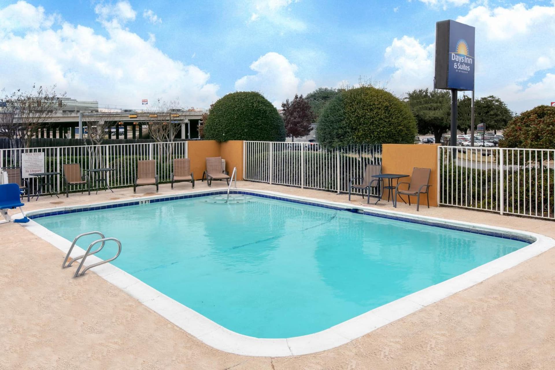 Days Inn & Suites by Wyndham Arlington Near Six Flags interior in Arlington, TX — gallery photo 2