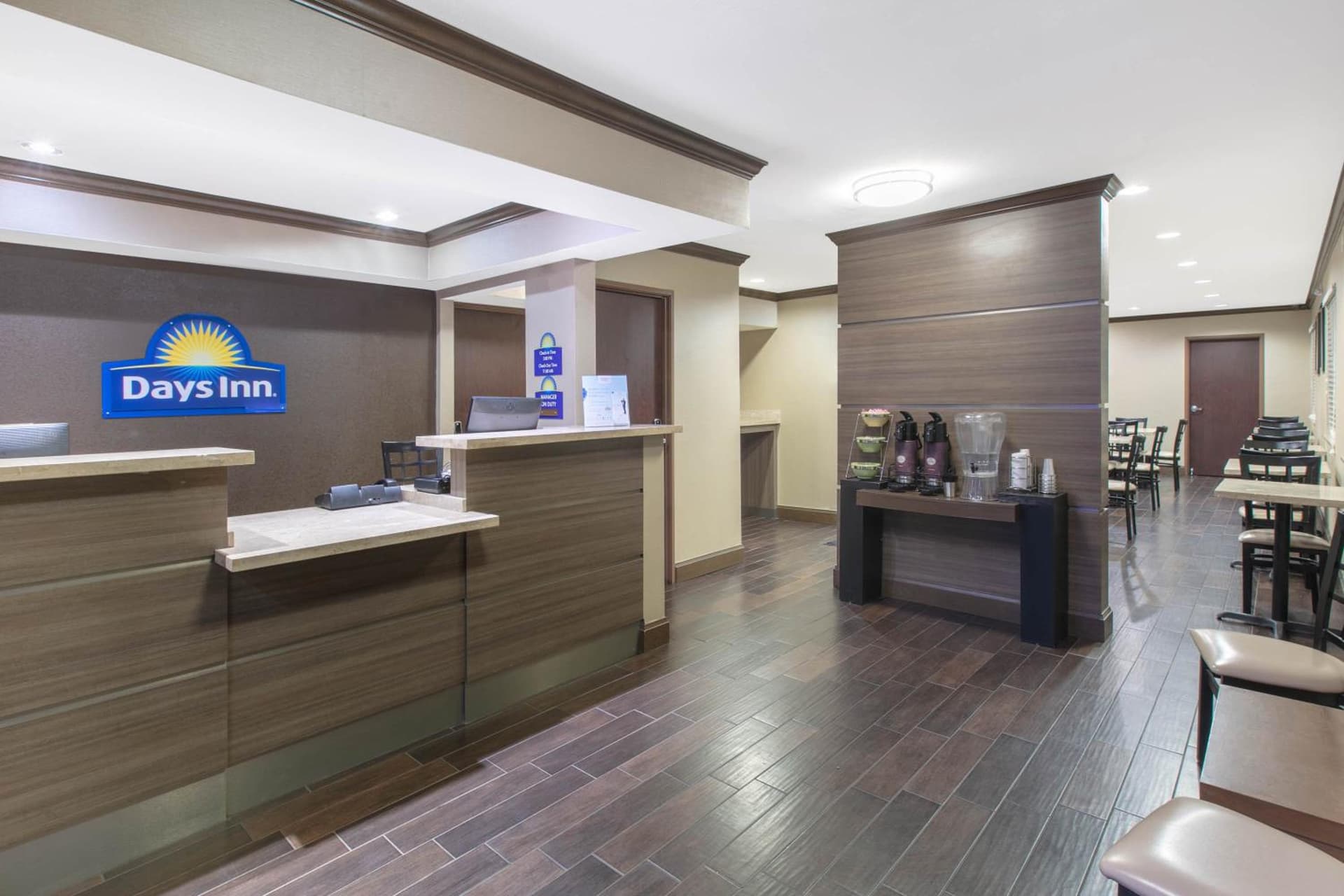 Days Inn & Suites by Wyndham Arlington Near Six Flags property views in Arlington, TX — gallery photo 3