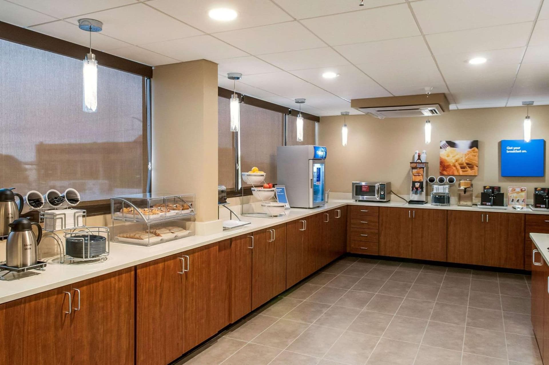 Comfort Inn & Suites At Copeland Tower interior in Metairie, LA — gallery photo 2