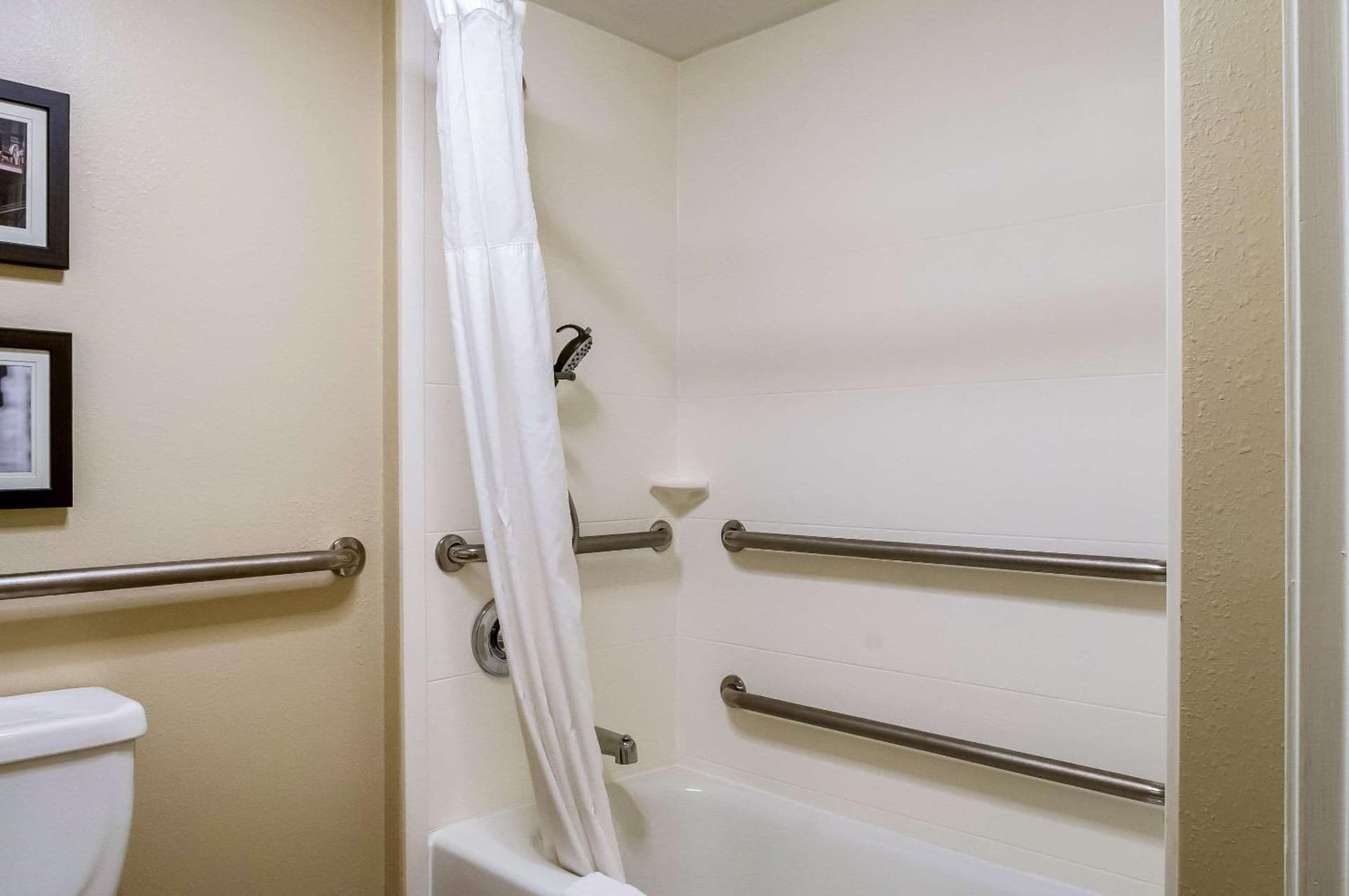 Comfort Inn & Suites At Copeland Tower gallery photo in Metairie, LA — image 26