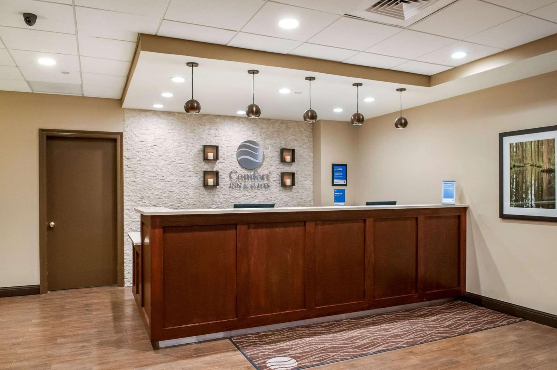 Comfort Inn & Suites At Copeland Tower interior in Metairie, LA — gallery photo 2