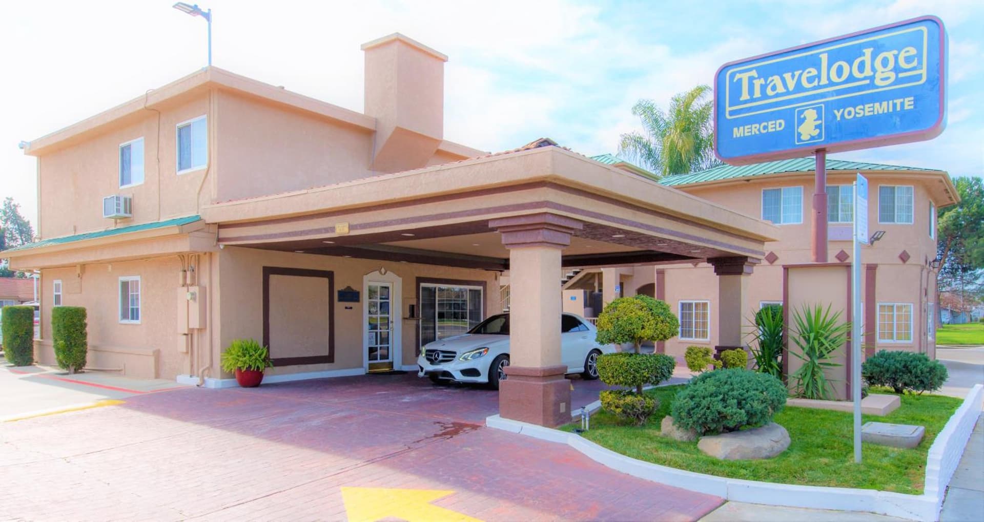 Signature Inn Merced Yosemite Parkway interior in Merced, CA — gallery photo 2