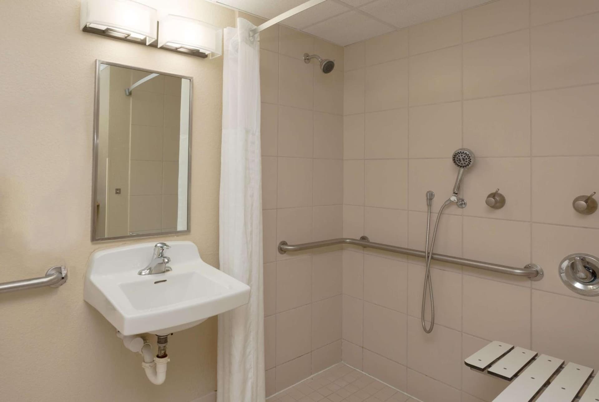 Baymont by Wyndham Bonita Springs gallery photo in Bonita Springs, FL — image 4