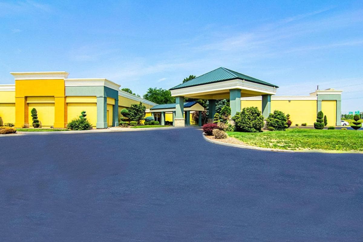 Quality Inn interior in Fremont, OH — gallery photo 2