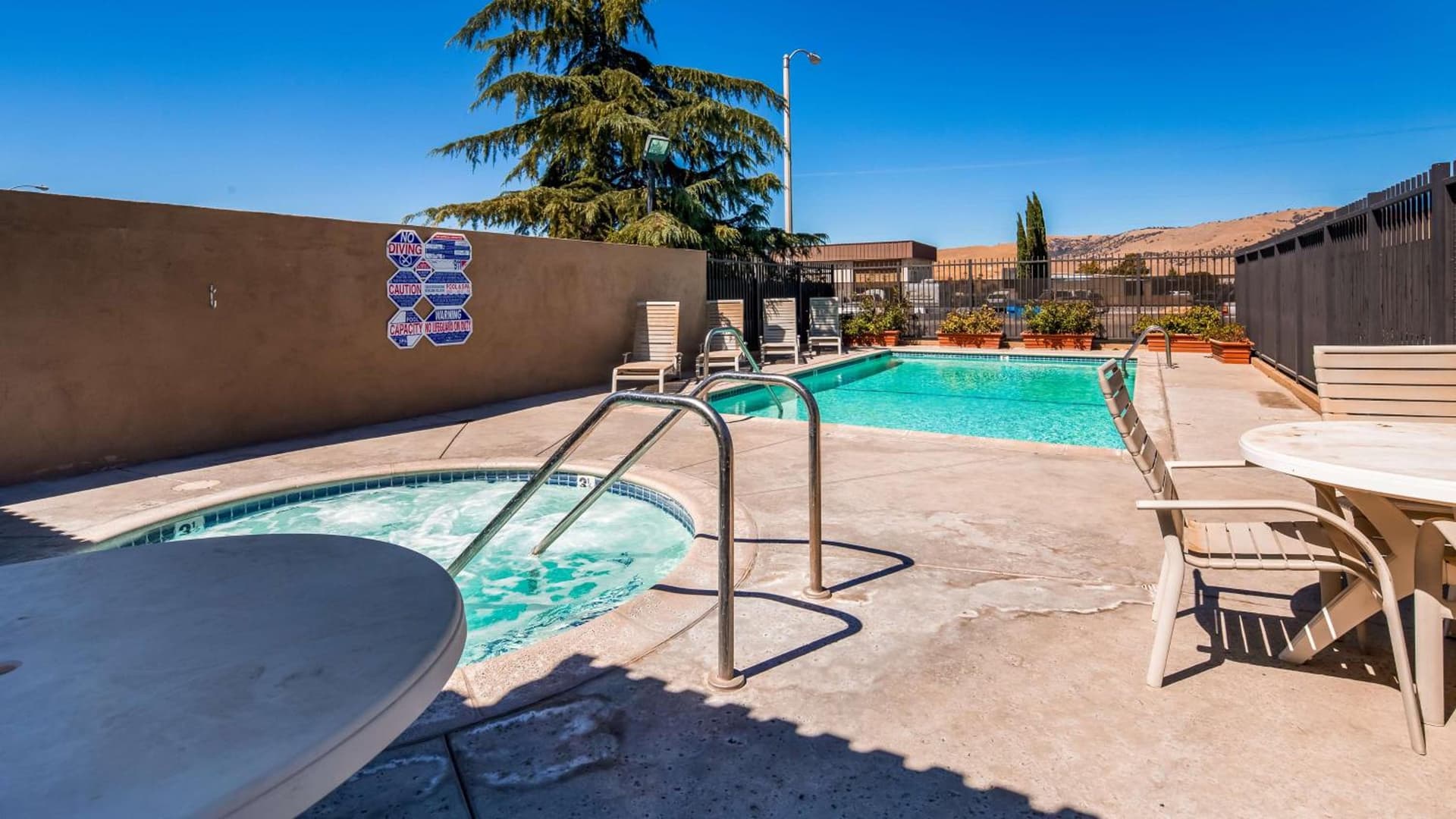 SureStay Hotel by Best Western Tehachapi interior in Tehachapi, CA — gallery photo 2