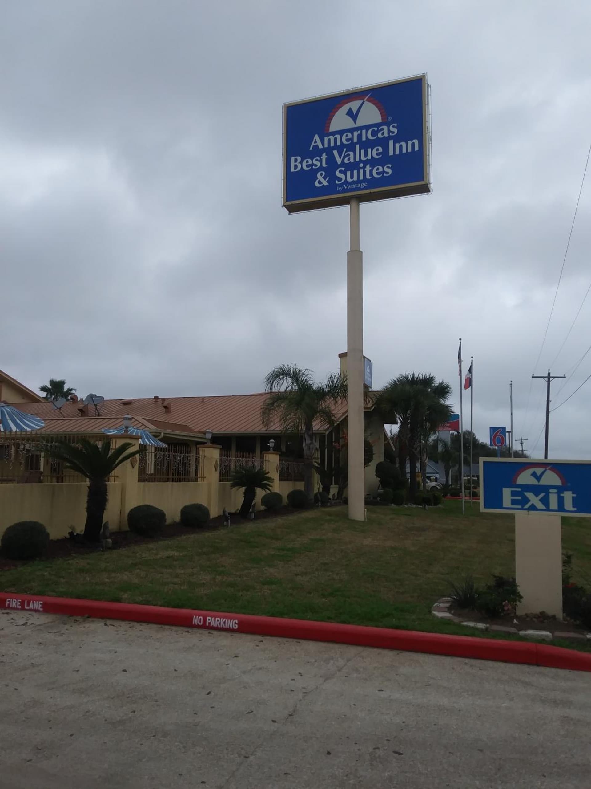 Americas Best Value Inn & Suites-Alvin/Houston interior in Alvin, TX — gallery photo 2