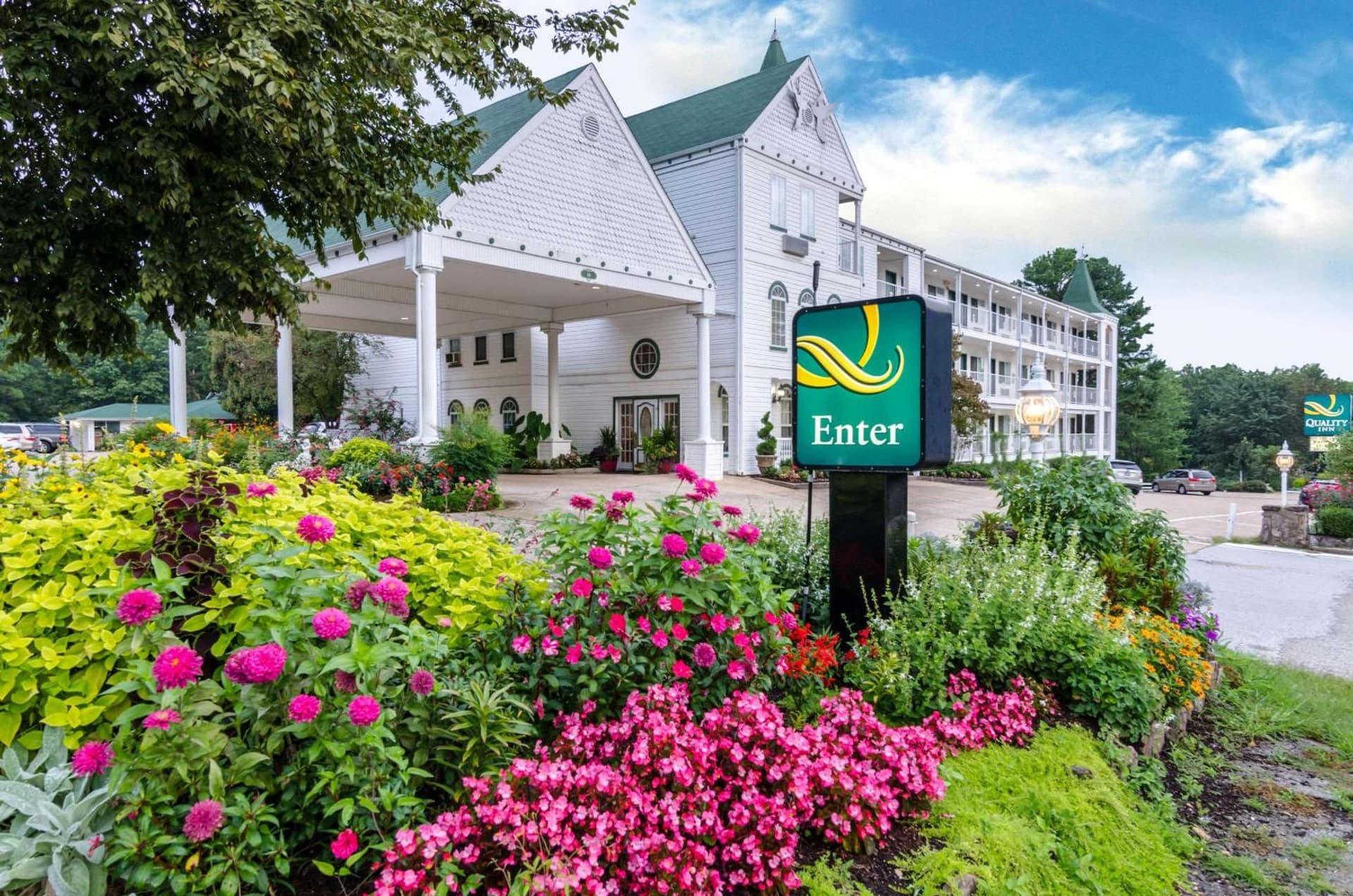 Quality Inn Eureka Springs South interior in Eureka Springs, AR — gallery photo 2