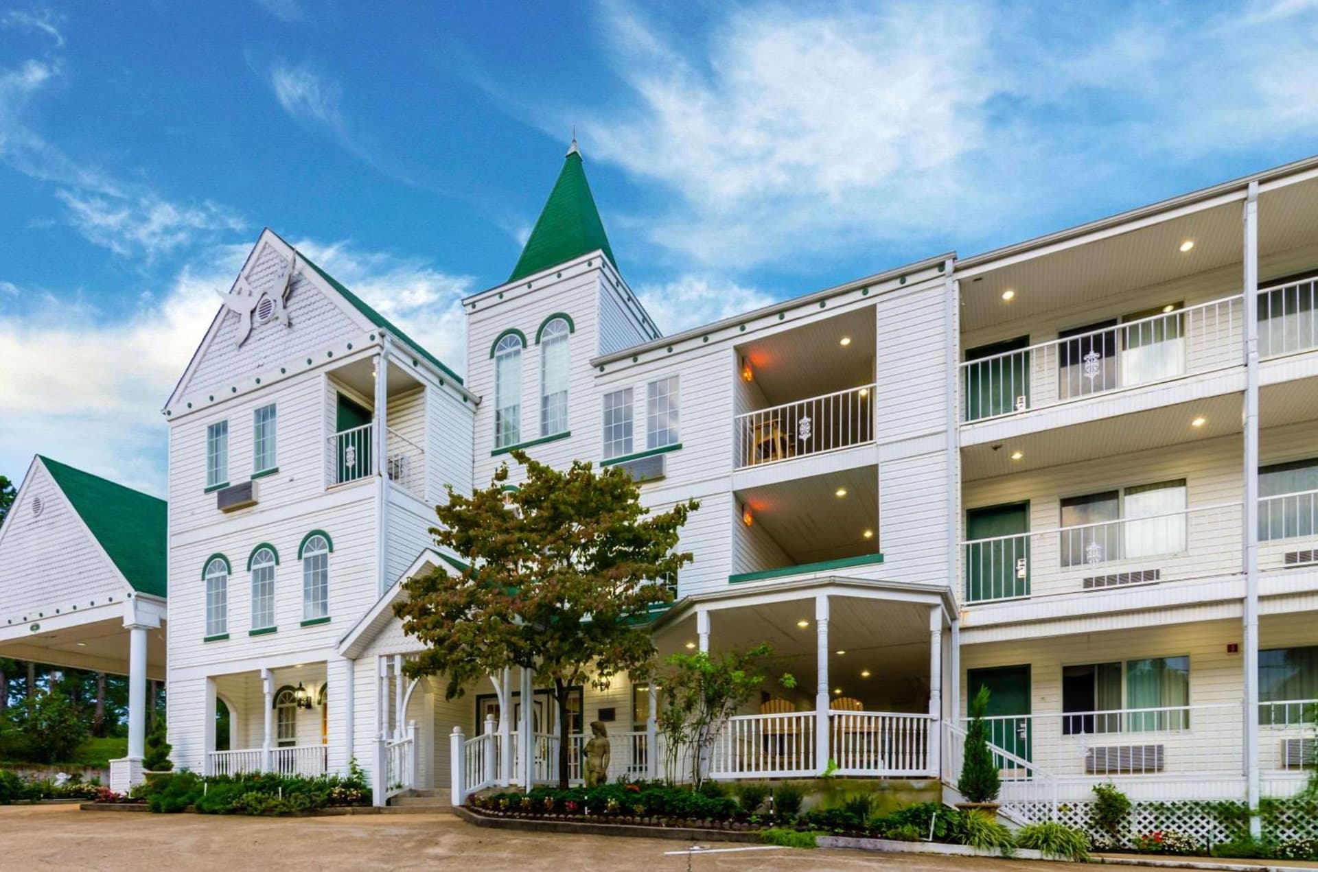 Quality Inn Eureka Springs South property views in Eureka Springs, AR — gallery photo 3