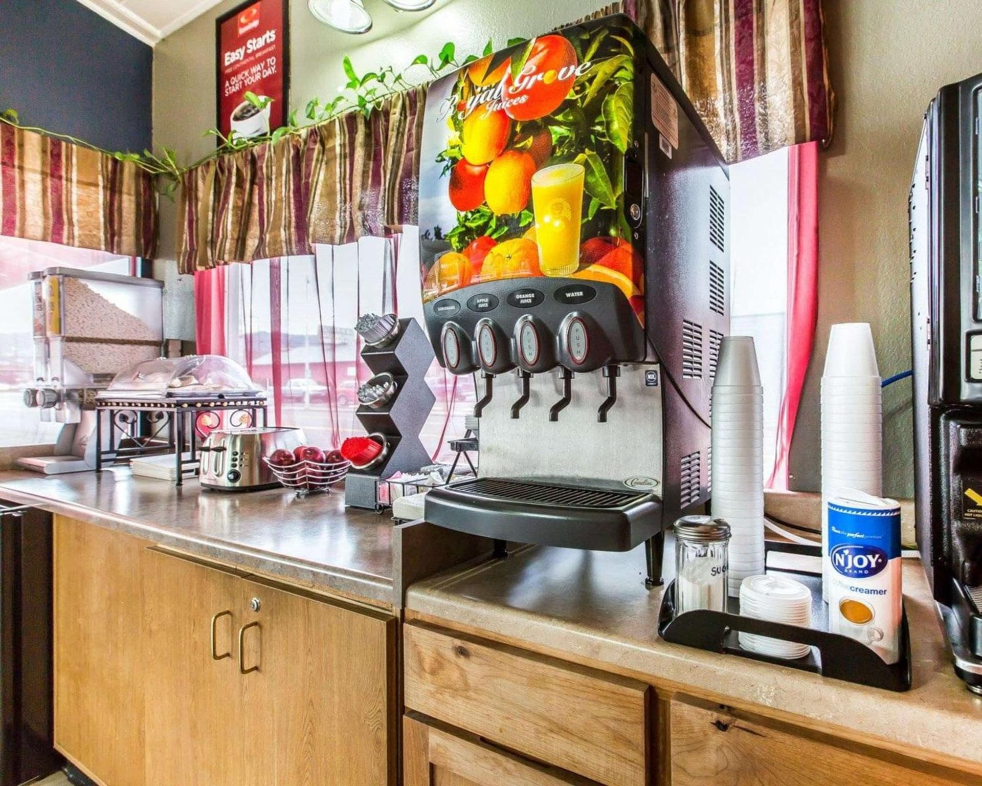 Econo Lodge Inn & Suites Yreka property views in Yreka, CA — gallery photo 3