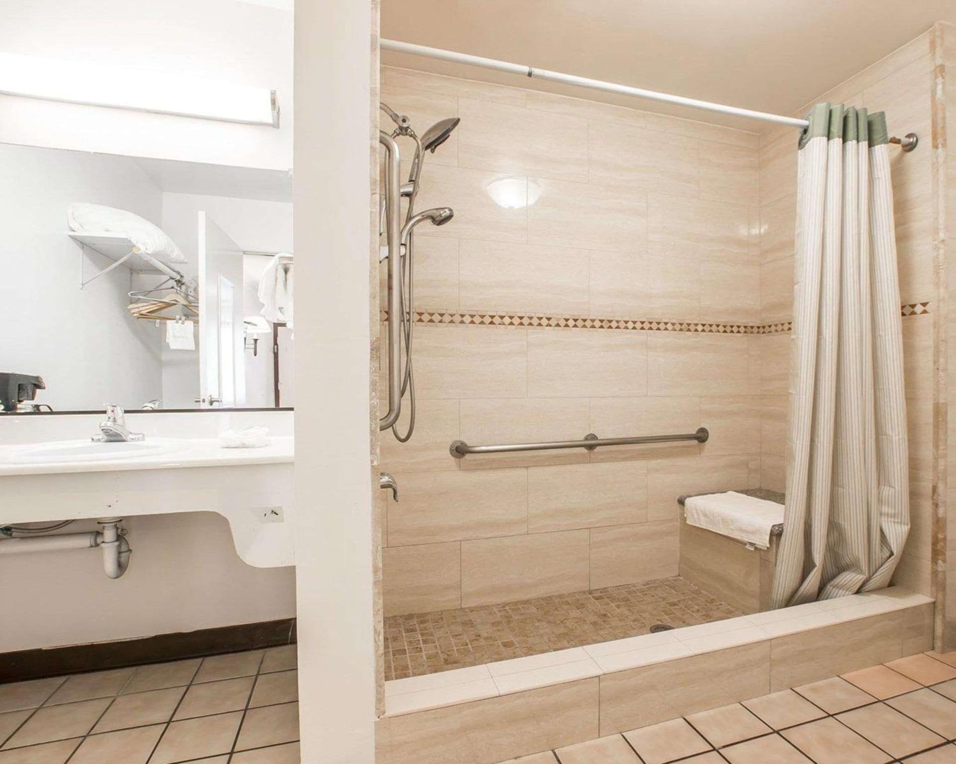Palm Inn Hotel near Tyler Mall Riverside gallery photo in Riverside, CA — image 23
