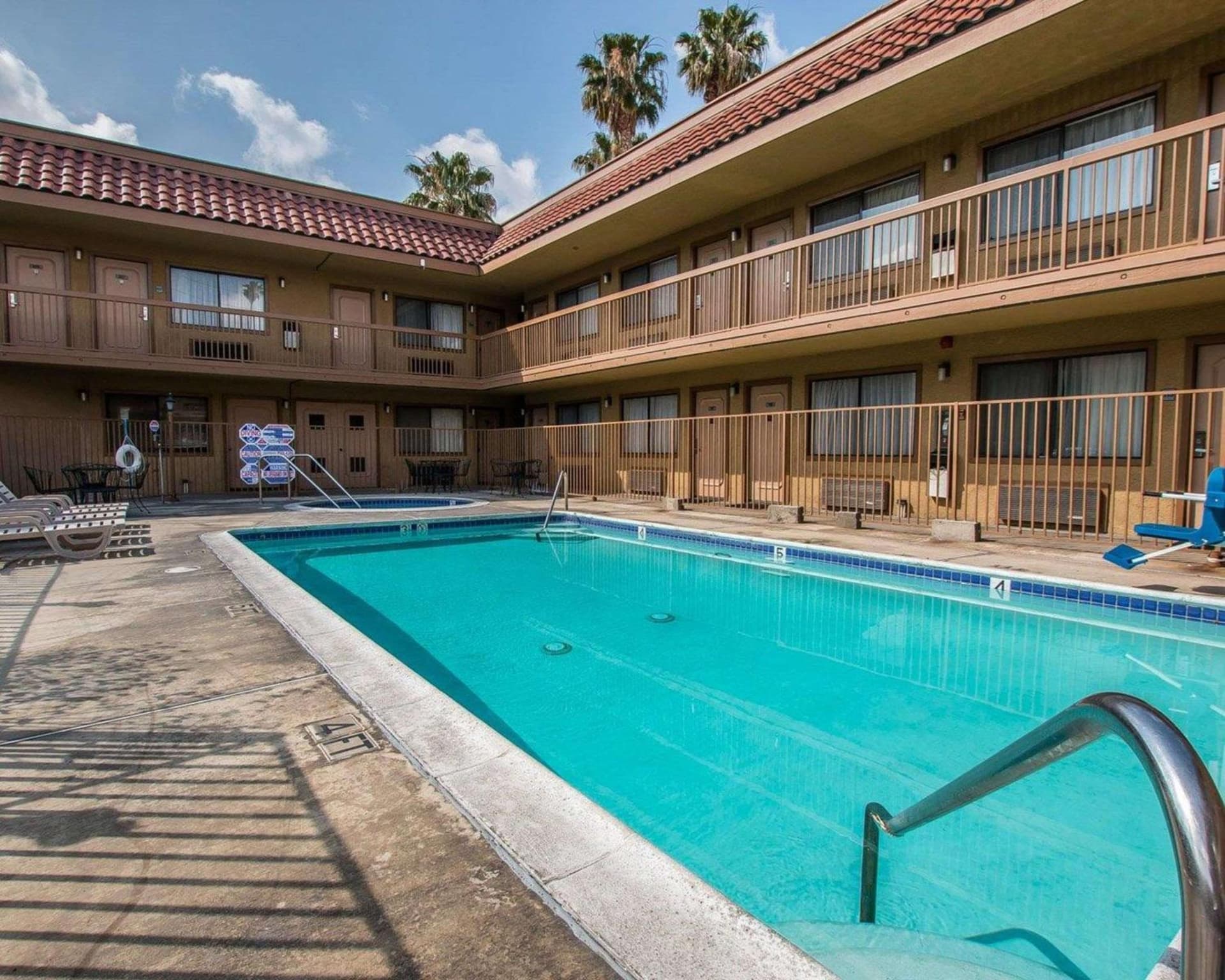 Palm Inn Hotel near Tyler Mall Riverside gallery photo in Riverside, CA — image 27