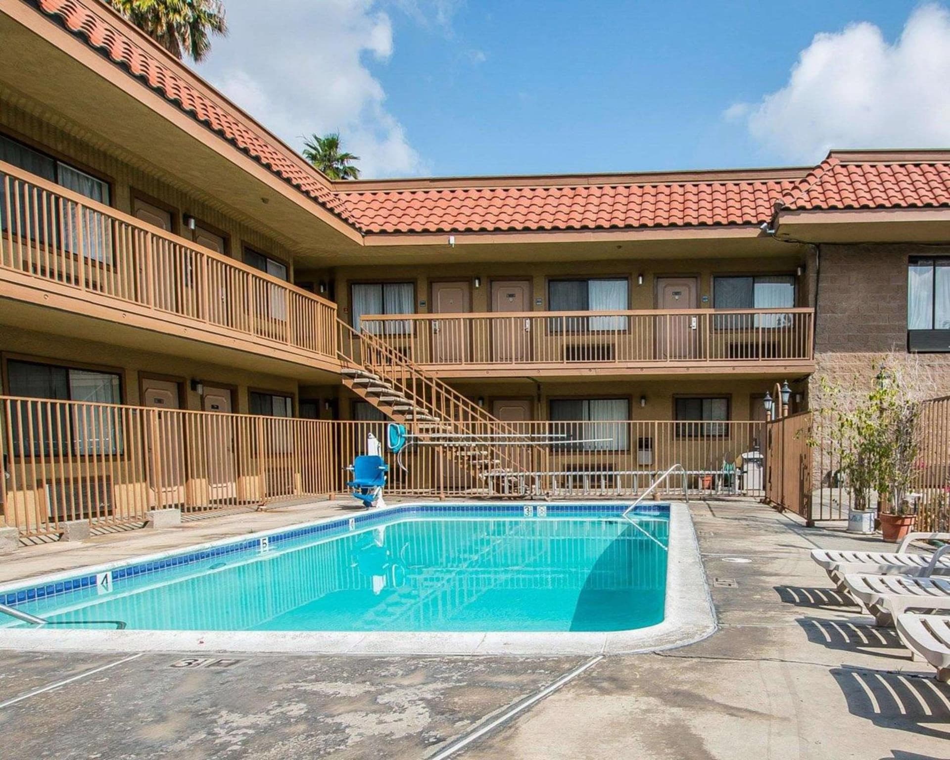 Palm Inn Hotel near Tyler Mall Riverside gallery photo in Riverside, CA — image 32