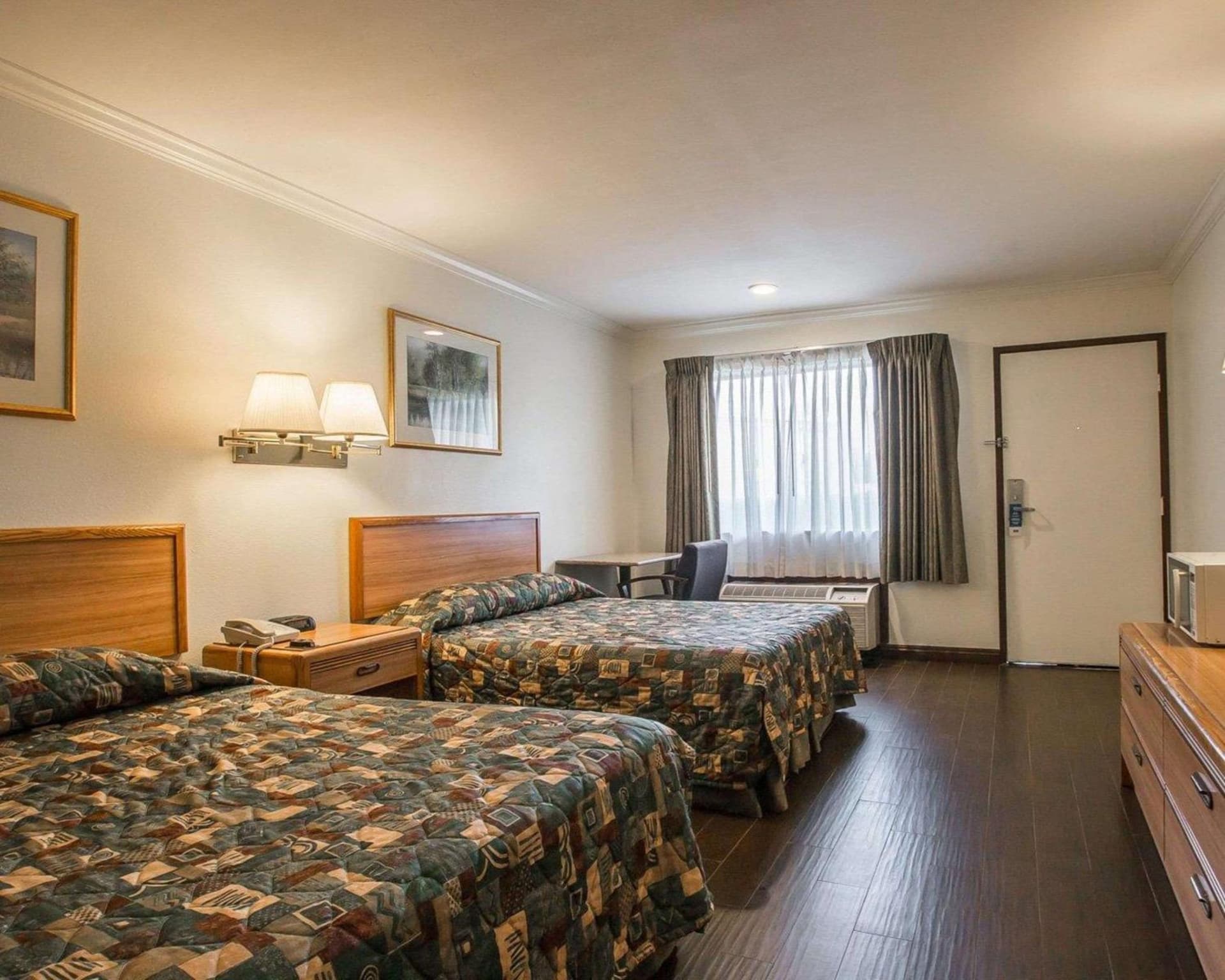 Palm Inn Hotel near Tyler Mall Riverside gallery photo in Riverside, CA — image 5