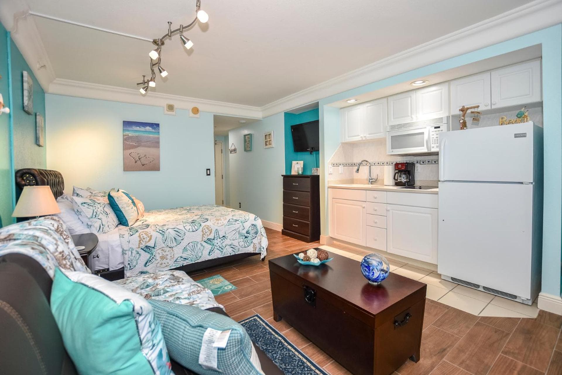 Ocean view studio condo. interior in Daytona Beach, FL — gallery photo 2