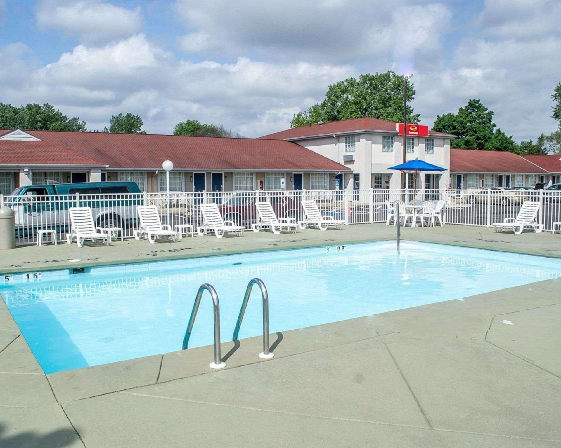 Econo Lodge Inn & Suites Sandusky South interior in Sandusky, OH — gallery photo 2