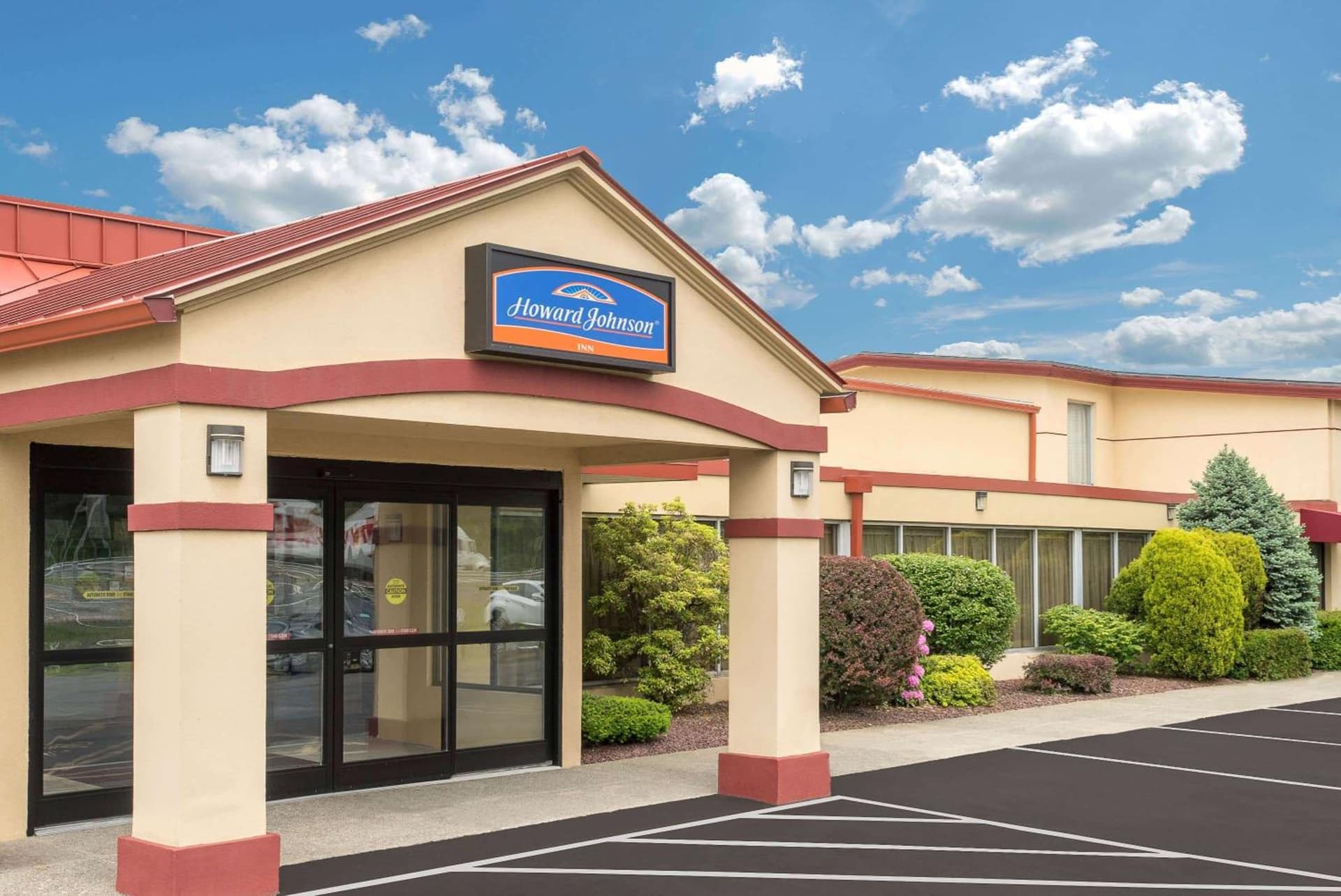 Howard Johnson by Wyndham Saugerties featured exterior or lobby in Saugerties, NY — similar hotel