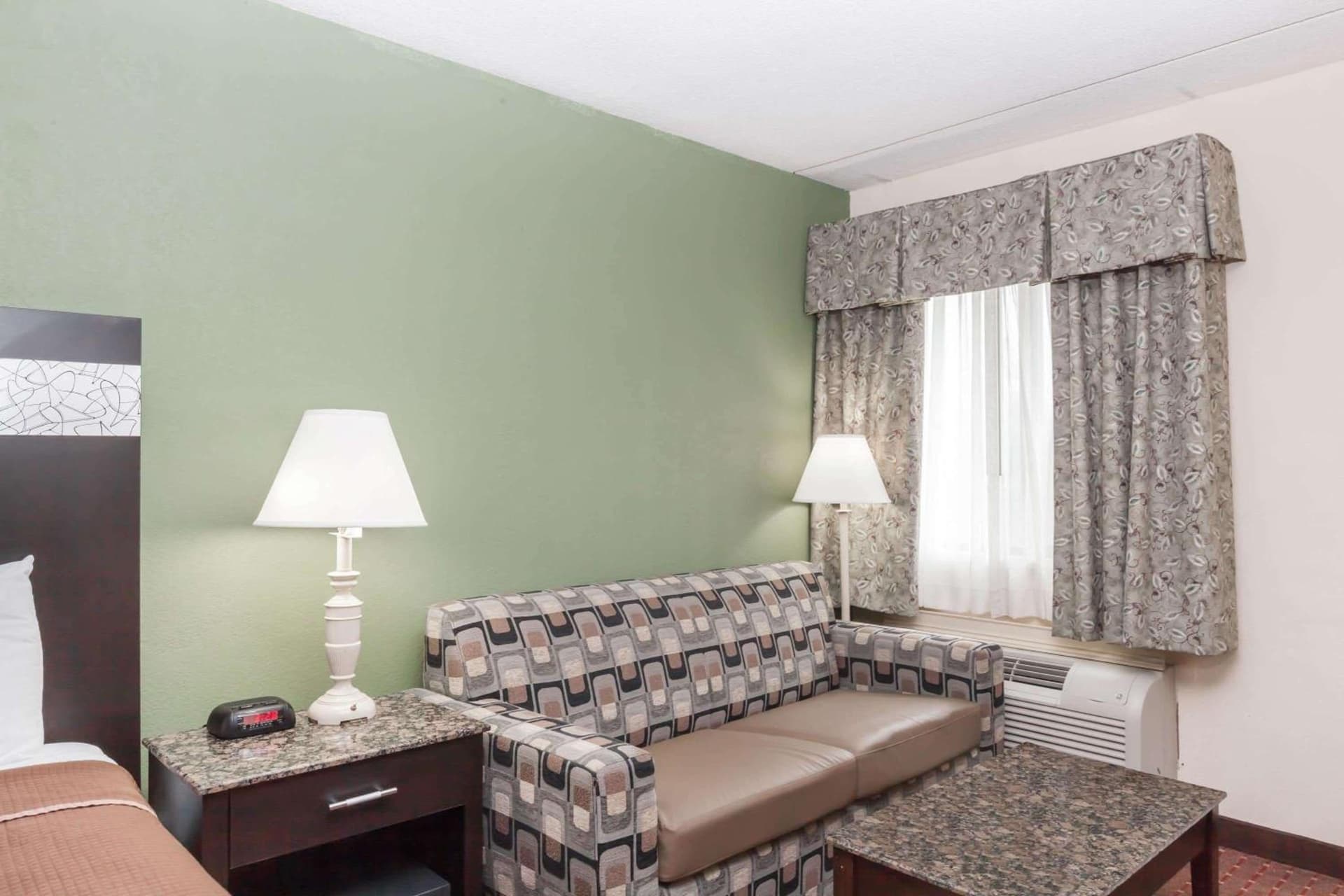 Howard Johnson by Wyndham Newark Airport gallery photo in Newark, NJ — image 13
