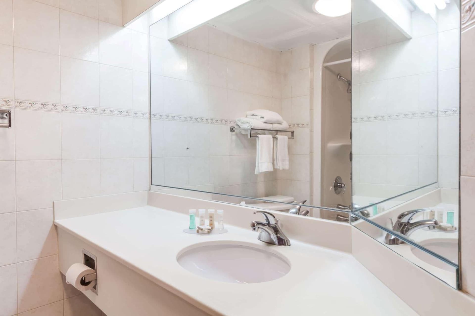 Howard Johnson by Wyndham Newark Airport gallery photo in Newark, NJ — image 27