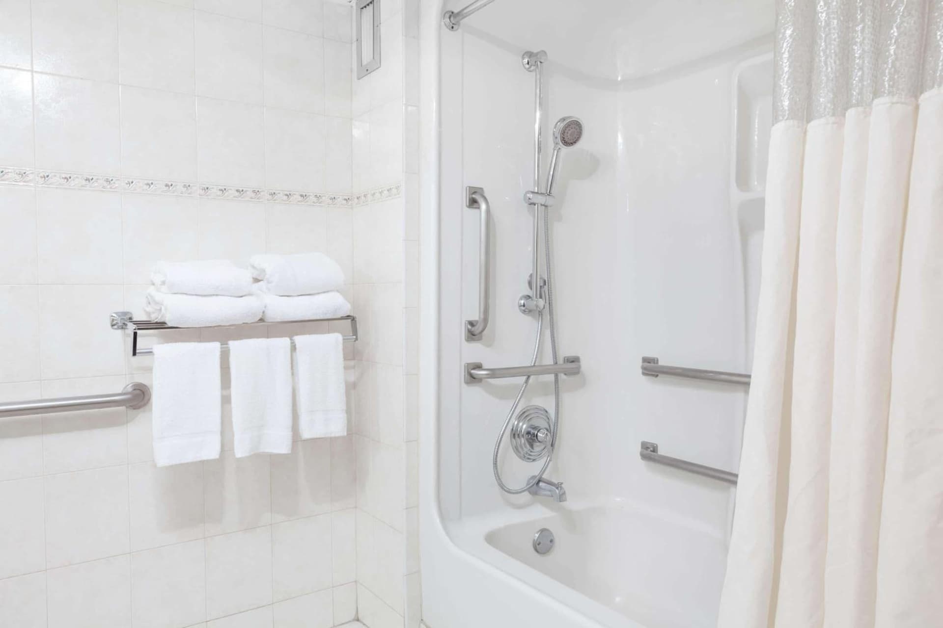 Howard Johnson by Wyndham Newark Airport gallery photo in Newark, NJ — image 23
