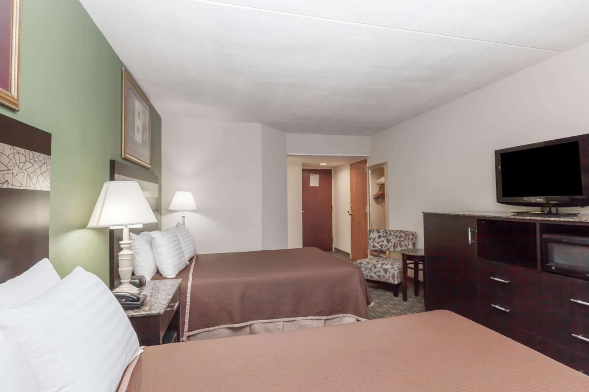 Howard Johnson by Wyndham Newark Airport gallery photo in Newark, NJ — image 7