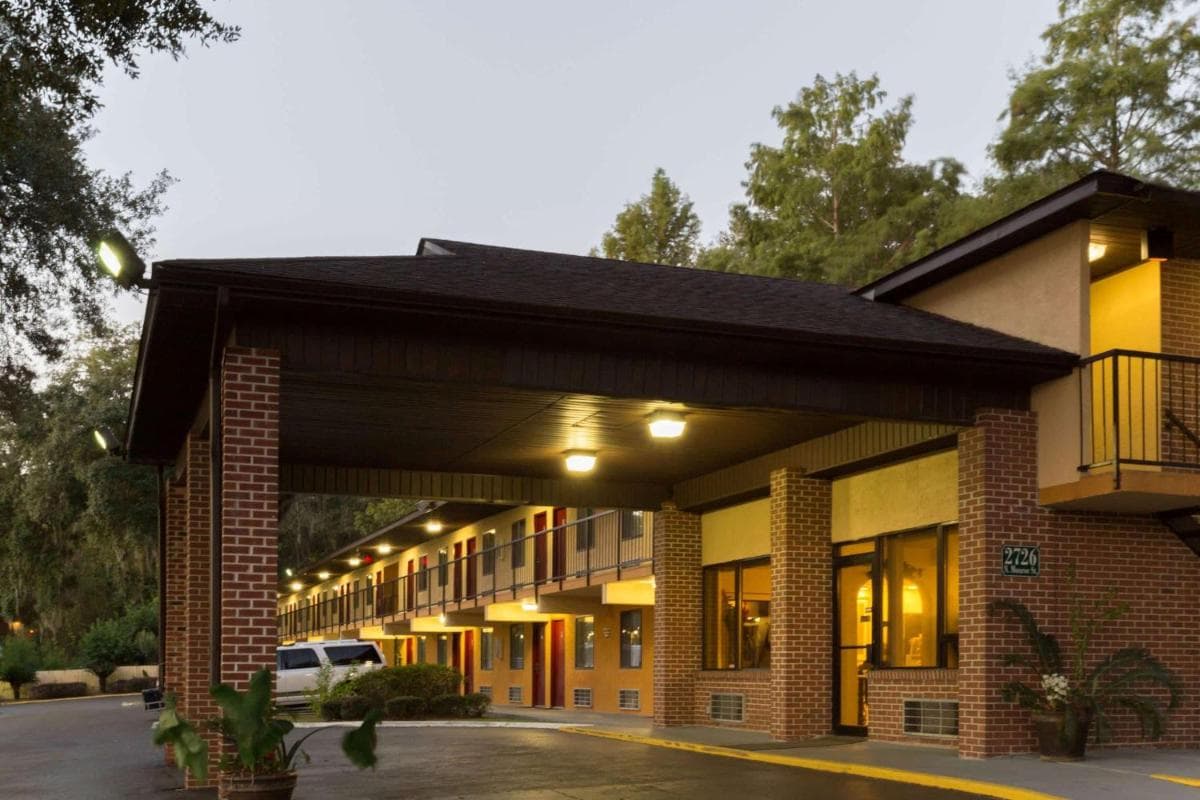 Howard Johnson by Wyndham Tallahassee interior in Tallahassee, FL — gallery photo 2