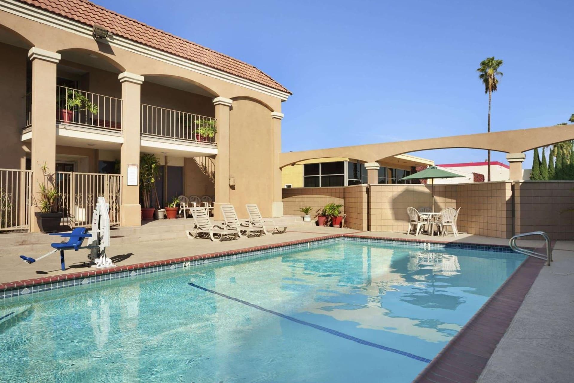 Howard Johnson by Wyndham Buena Park property views in Buena Park, CA — gallery photo 3
