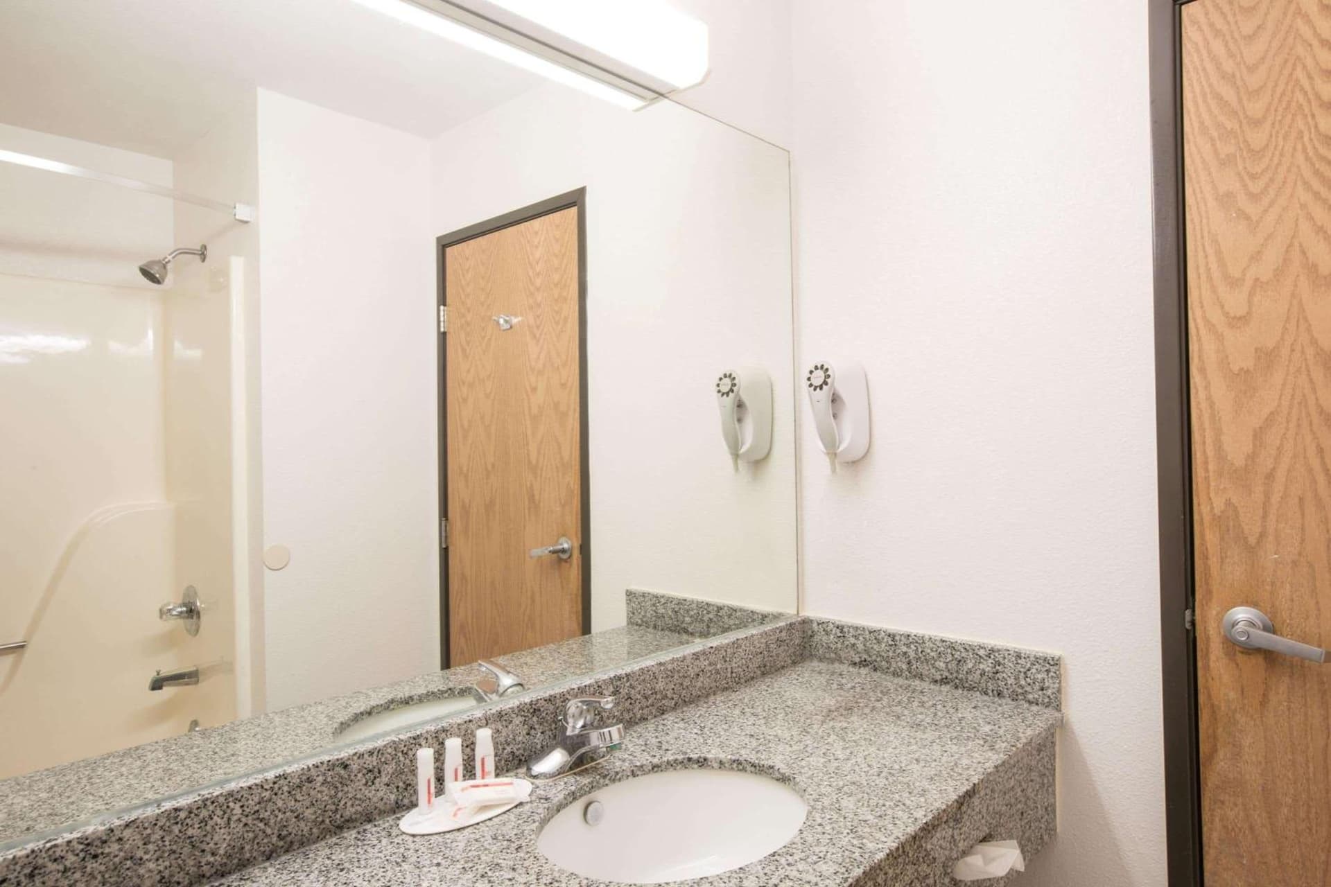 Howard Johnson by Wyndham Beckley interior in Beckley, WV — gallery photo 2