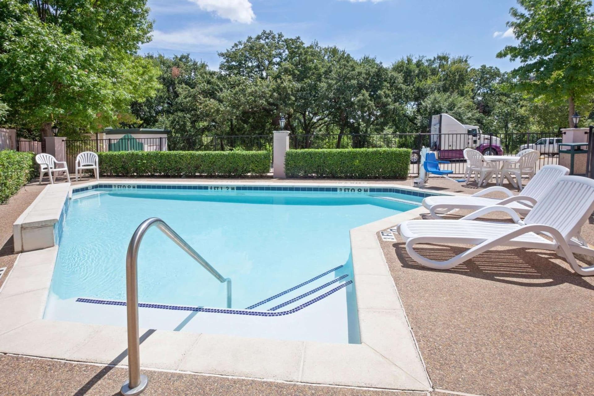 Holiday Inn Express & Suites Arlington North – Stadium Area by IHG gallery photo in Arlington, TX — image 5