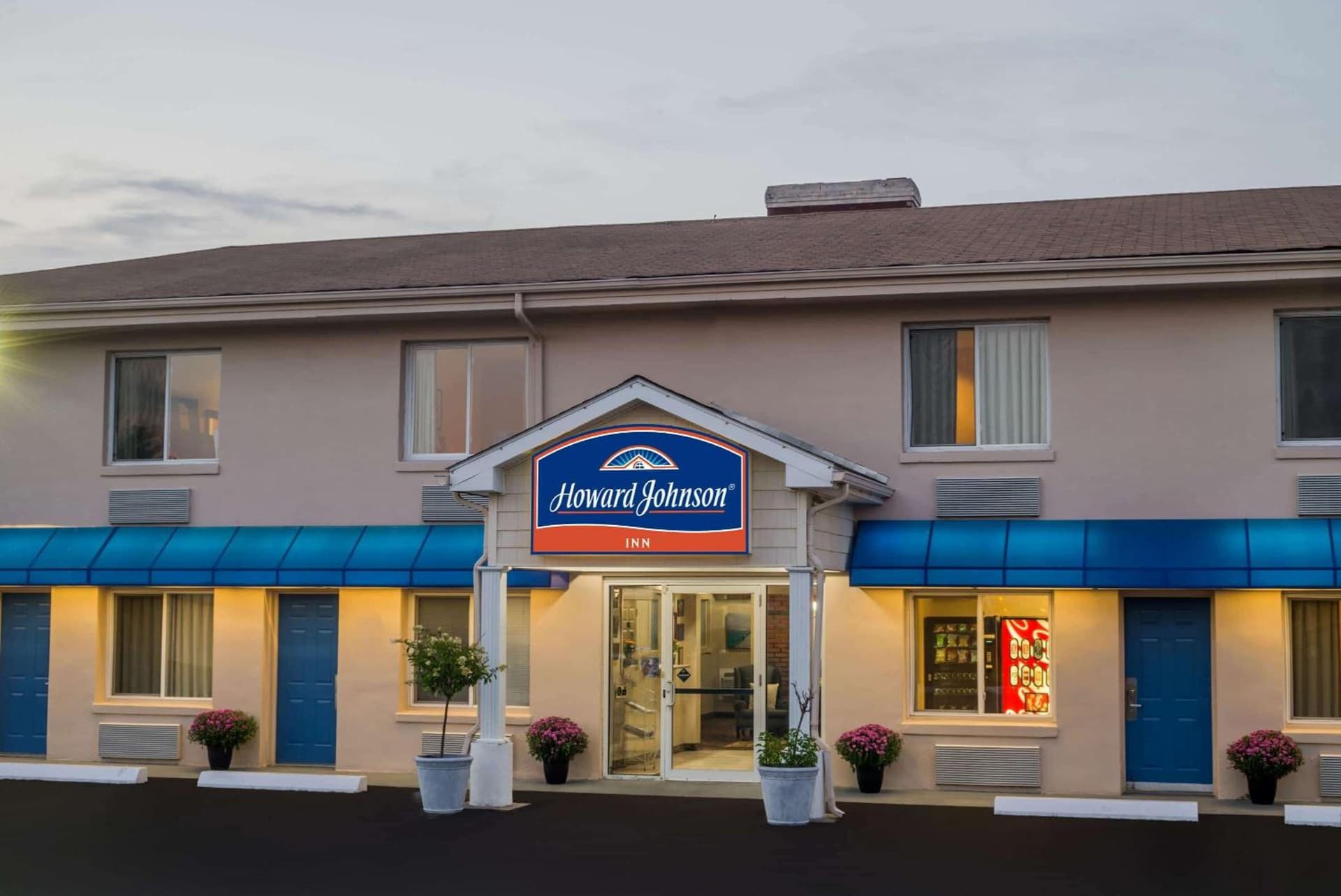 Howard Johnson by Wyndham Springfield interior in Springfield, MA — gallery photo 2
