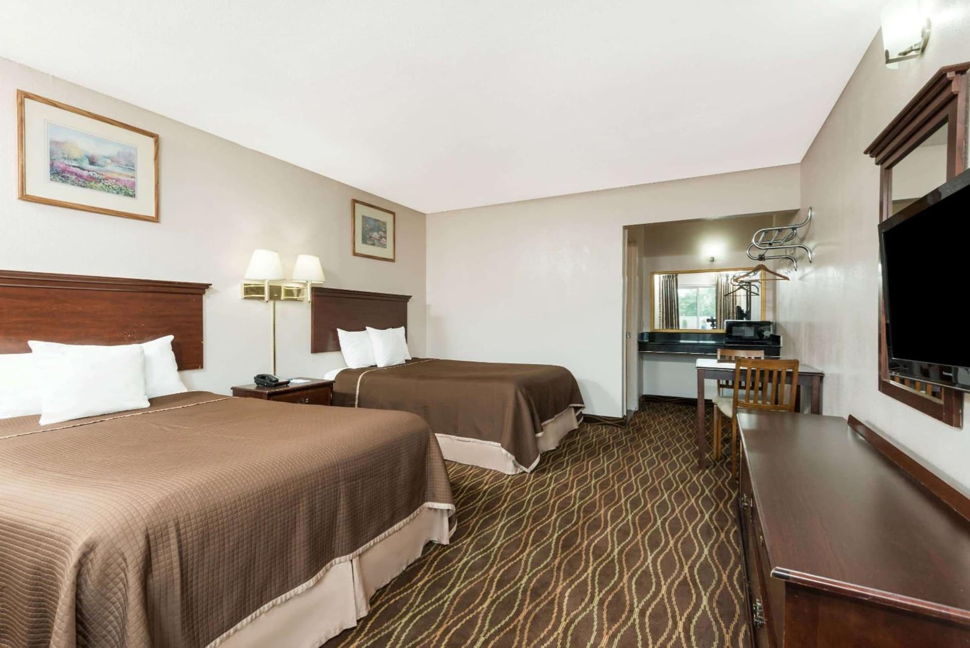 Howard Johnson by Wyndham Springfield property views in Springfield, MA — gallery photo 3