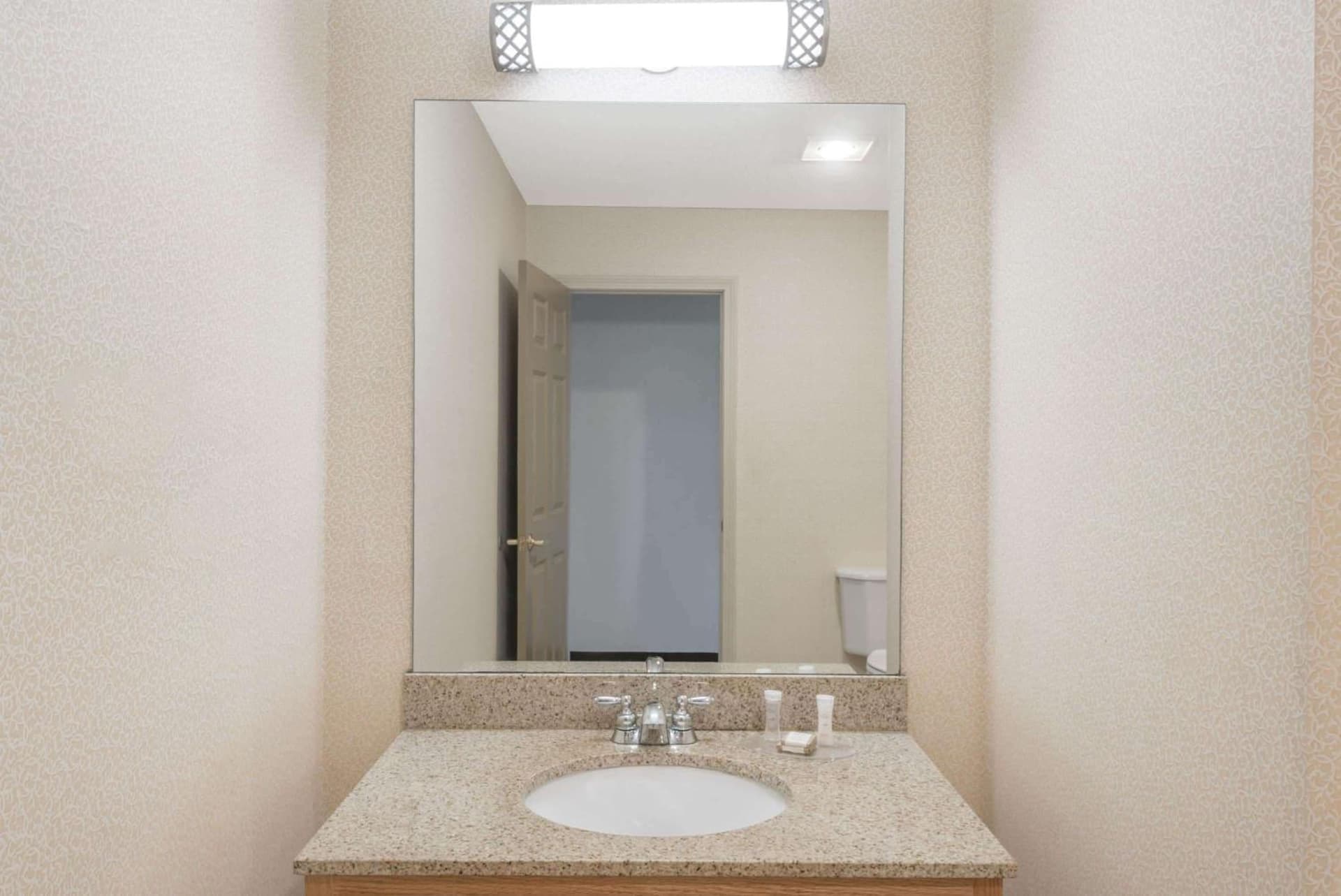 Howard Johnson by Wyndham Springfield interior in Springfield, MA — gallery photo 2